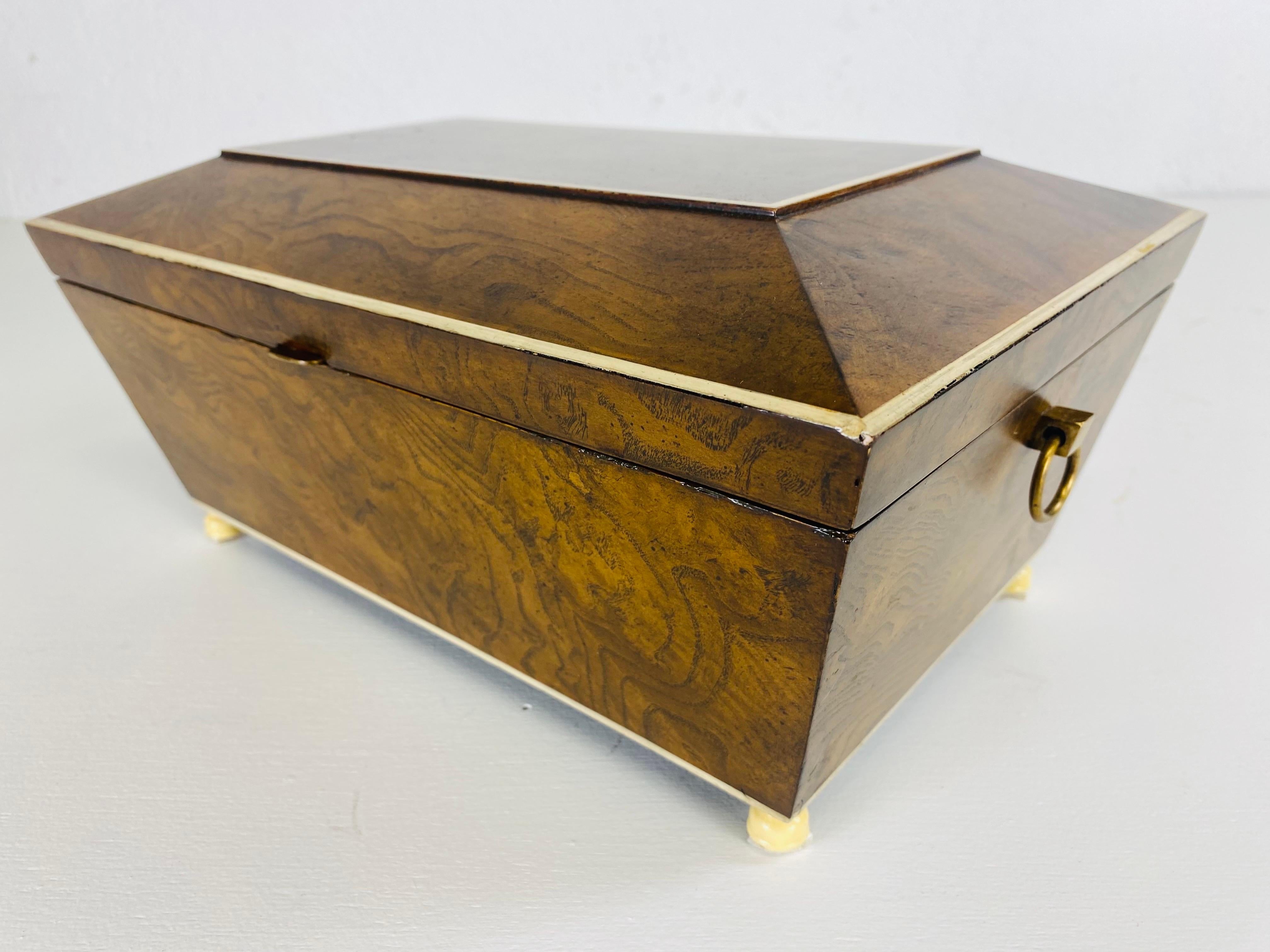 Noce Cassettone d'epoca in noce burlato e finto avorio di Maitland Smith in vendita