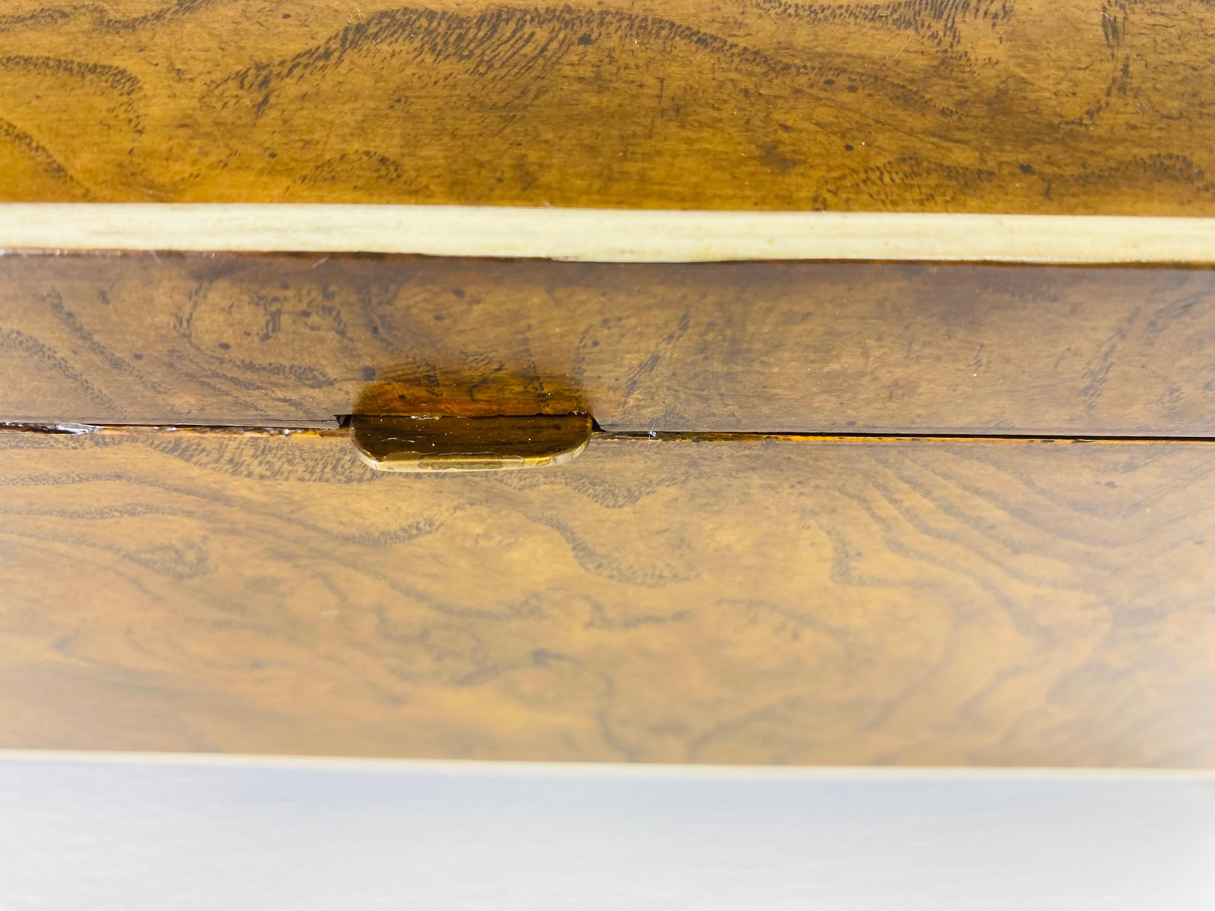 Cassettone d'epoca in noce burlato e finto avorio di Maitland Smith in vendita 1