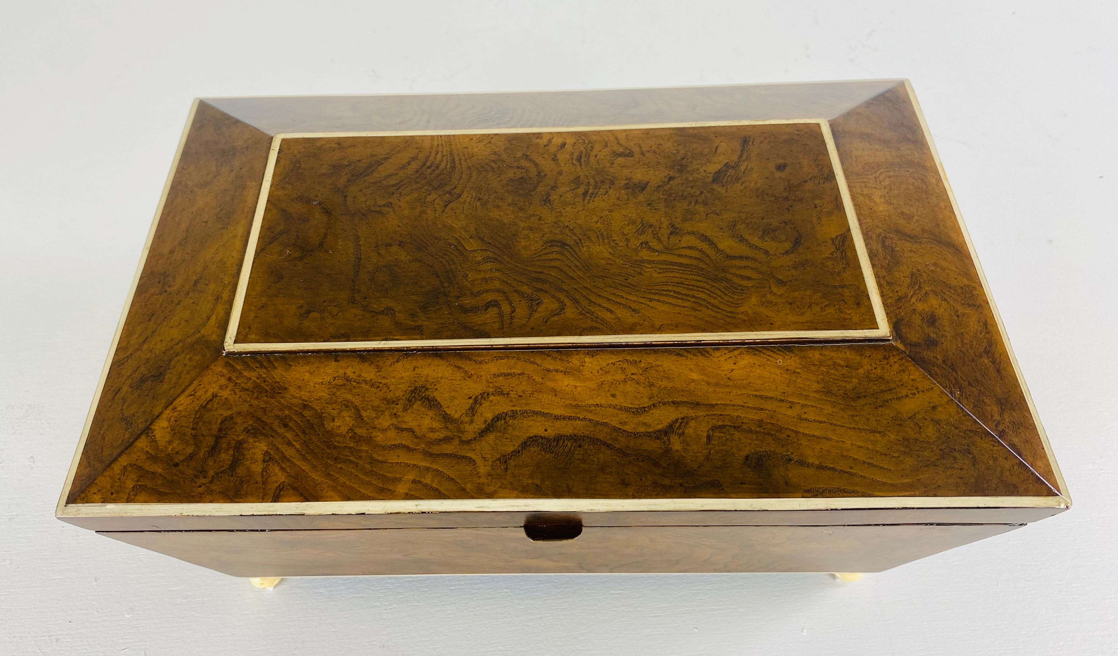 Cassettone d'epoca in noce burlato e finto avorio di Maitland Smith in vendita 2