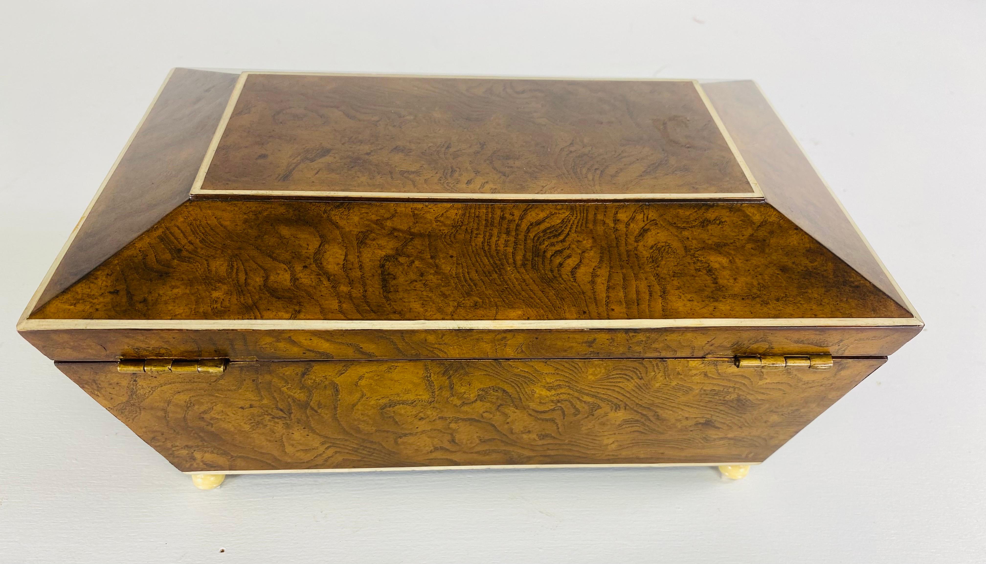 Cassettone d'epoca in noce burlato e finto avorio di Maitland Smith in vendita 3