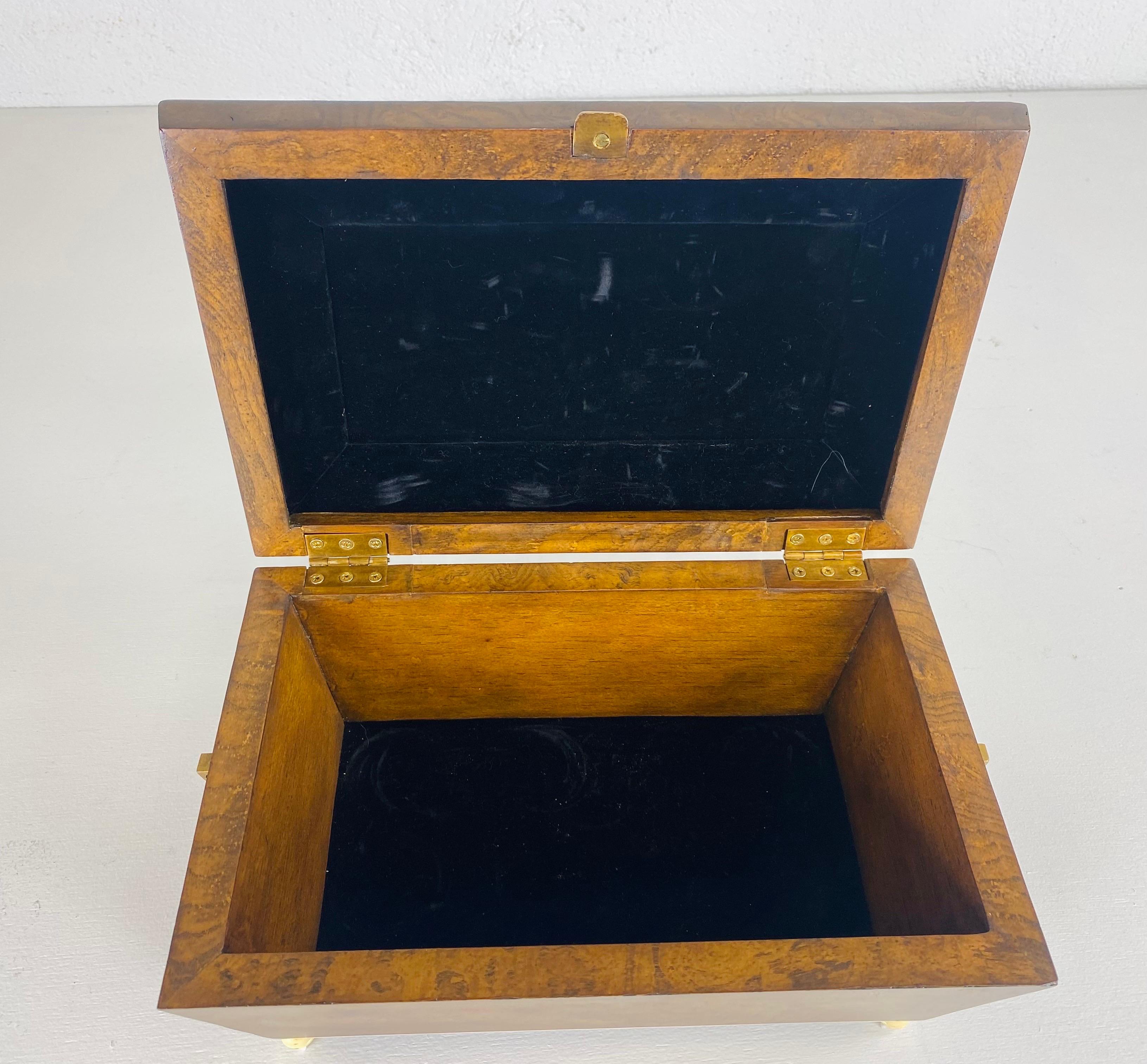 Cassettone d'epoca in noce burlato e finto avorio di Maitland Smith in vendita 4