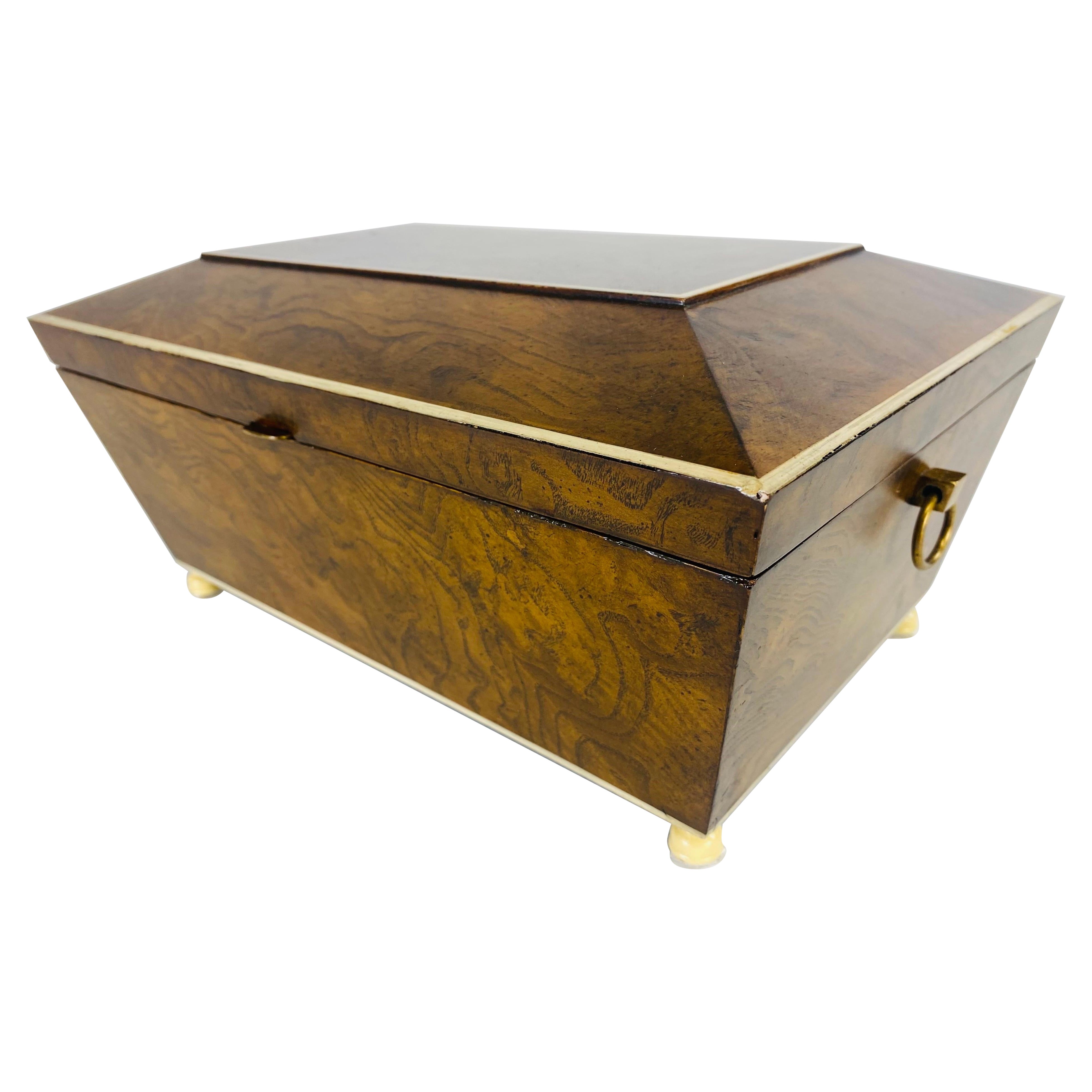 Cassettone d
epoca in noce burlato e finto avorio di Maitland Smith in vendita