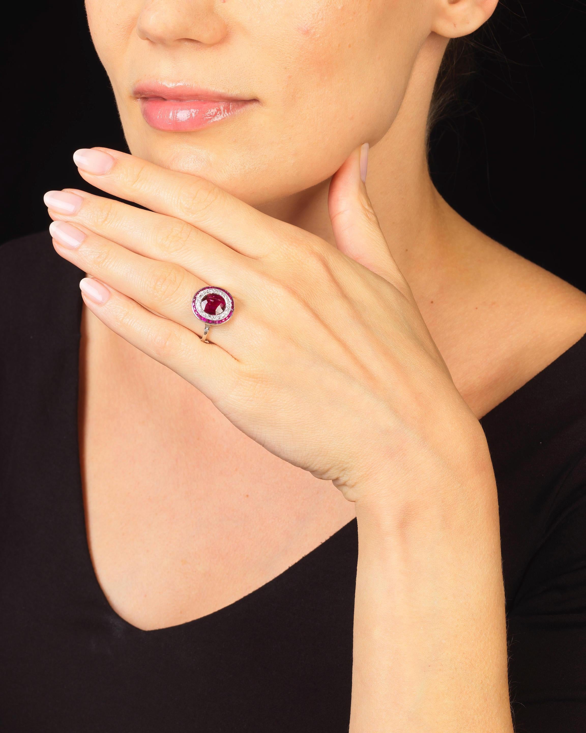 De las mujeres Anillo Vintage de Rubí de Birmania de 2,49 ct y Racimo de Diamantes en Blanco en venta