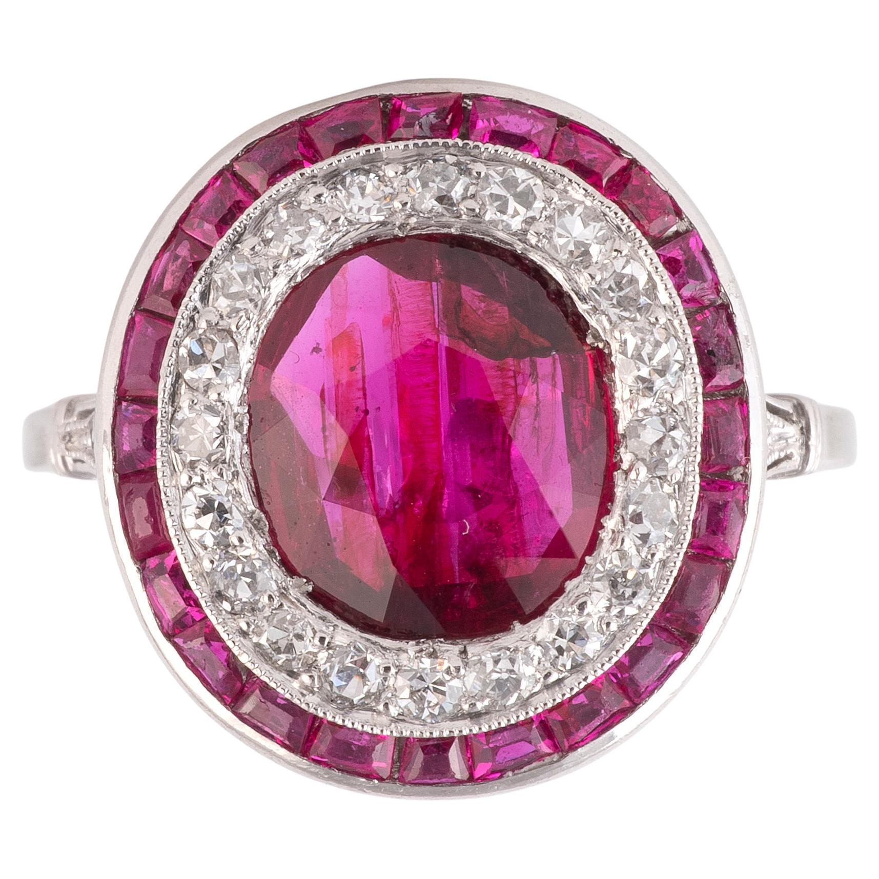 Anillo Vintage de Rubí de Birmania de 2,49 ct y Racimo de Diamantes en Blanco en venta