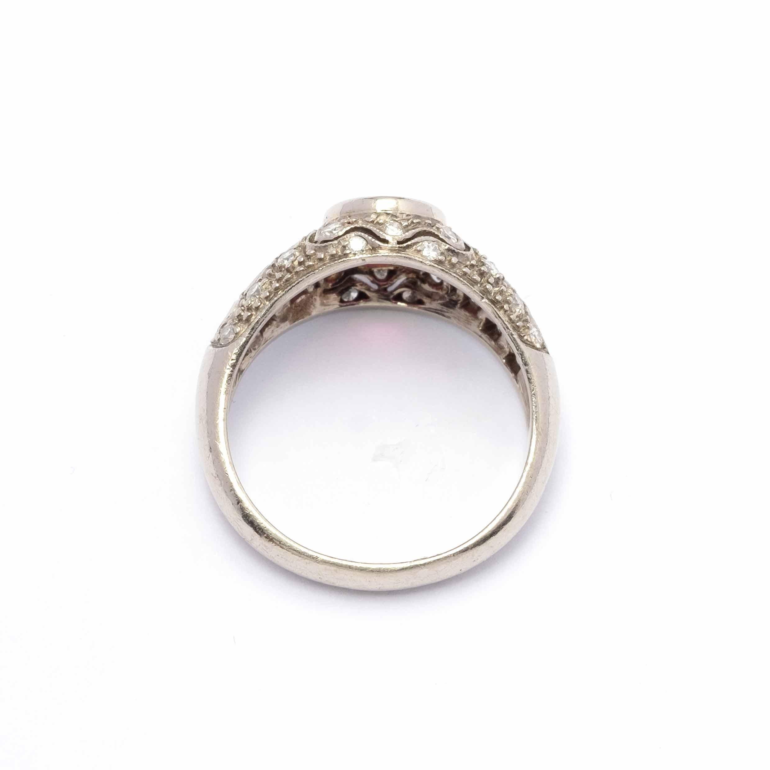 Vintage ring set in 18ct gold with natural Ruby - Burma (Myanmar) of 1.5ct c.a.
and diamonds for circa 0.60ct total. Accompanied by GIA Certification.

Highlights:
- 18ct gold
- Natural ruby, Burma (Myanmar) heated of c.a. 1.50ct
- Round cut