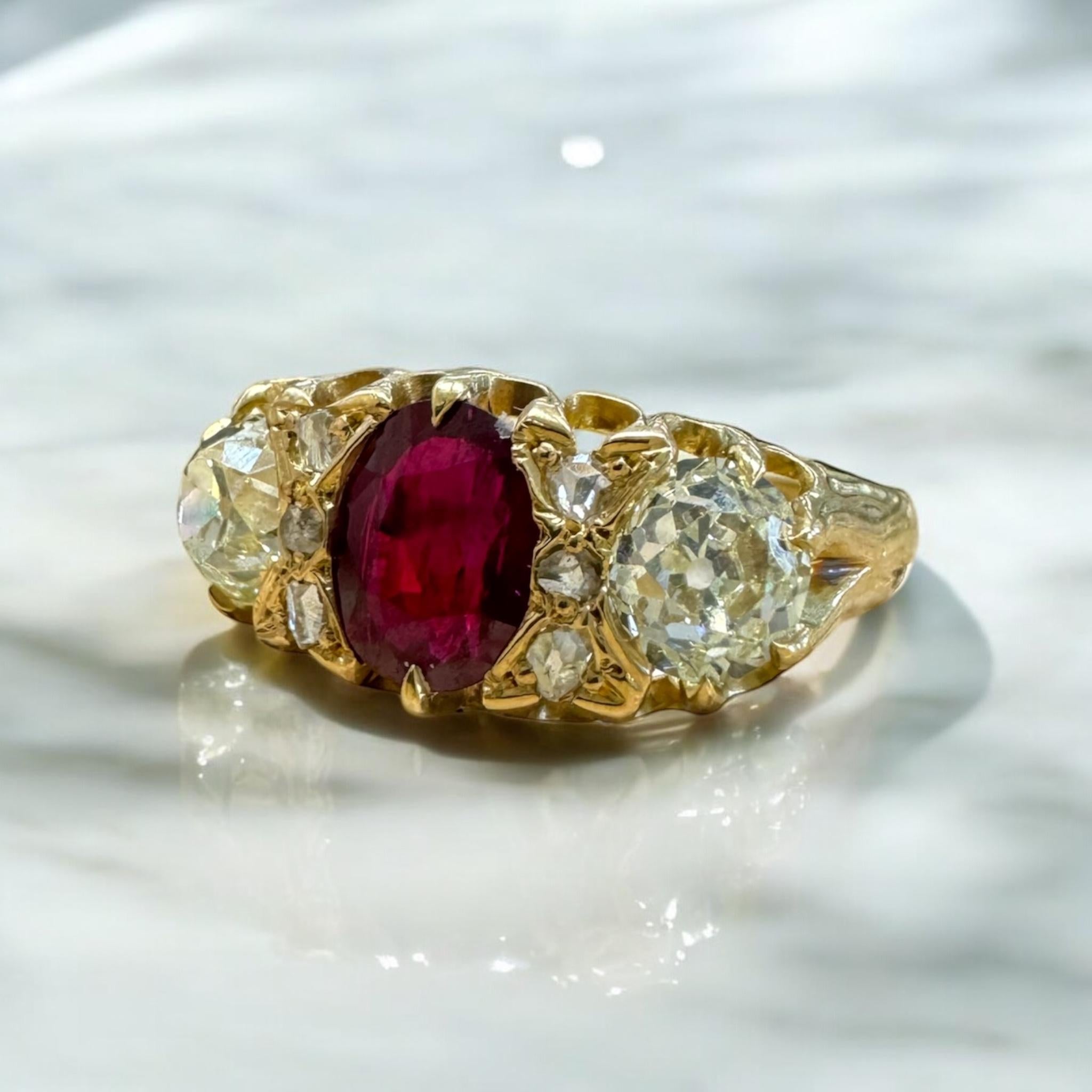 ¡¡Nos encanta este anillo vintage de rubíes y diamantes!!
Los rubíes birmanos son muy codiciados por sus vibrantes colores naturales.

Detalles del anillo
Material: Oro amarillo de 18 quilates
Época: 1864
Sello: Birmingham Inglaterra
Anchura de la