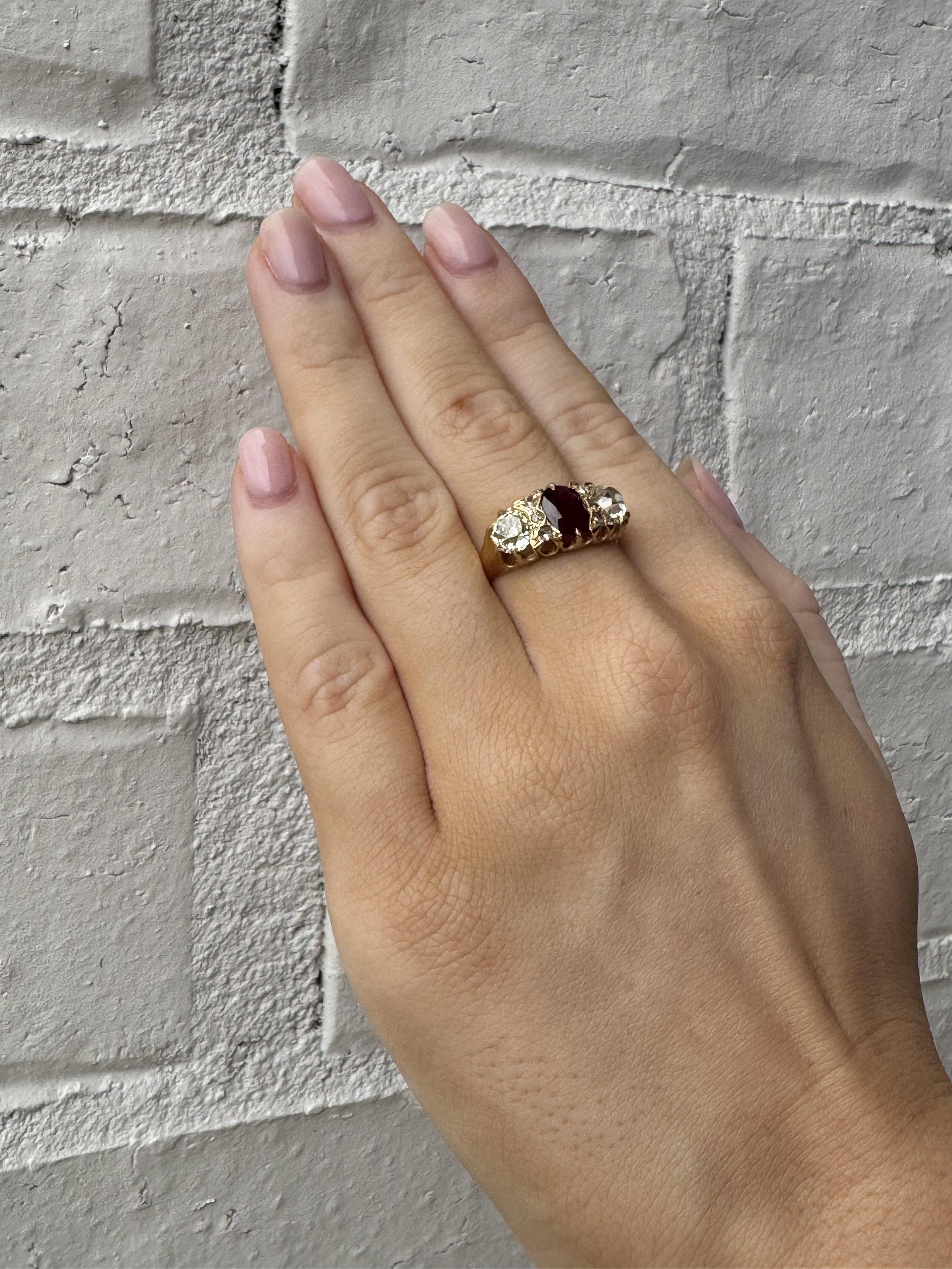 Anillo vintage de rubí de Birmania y diamantes Oro amarillo de 18 quilates Loto GIA Victoriano en venta