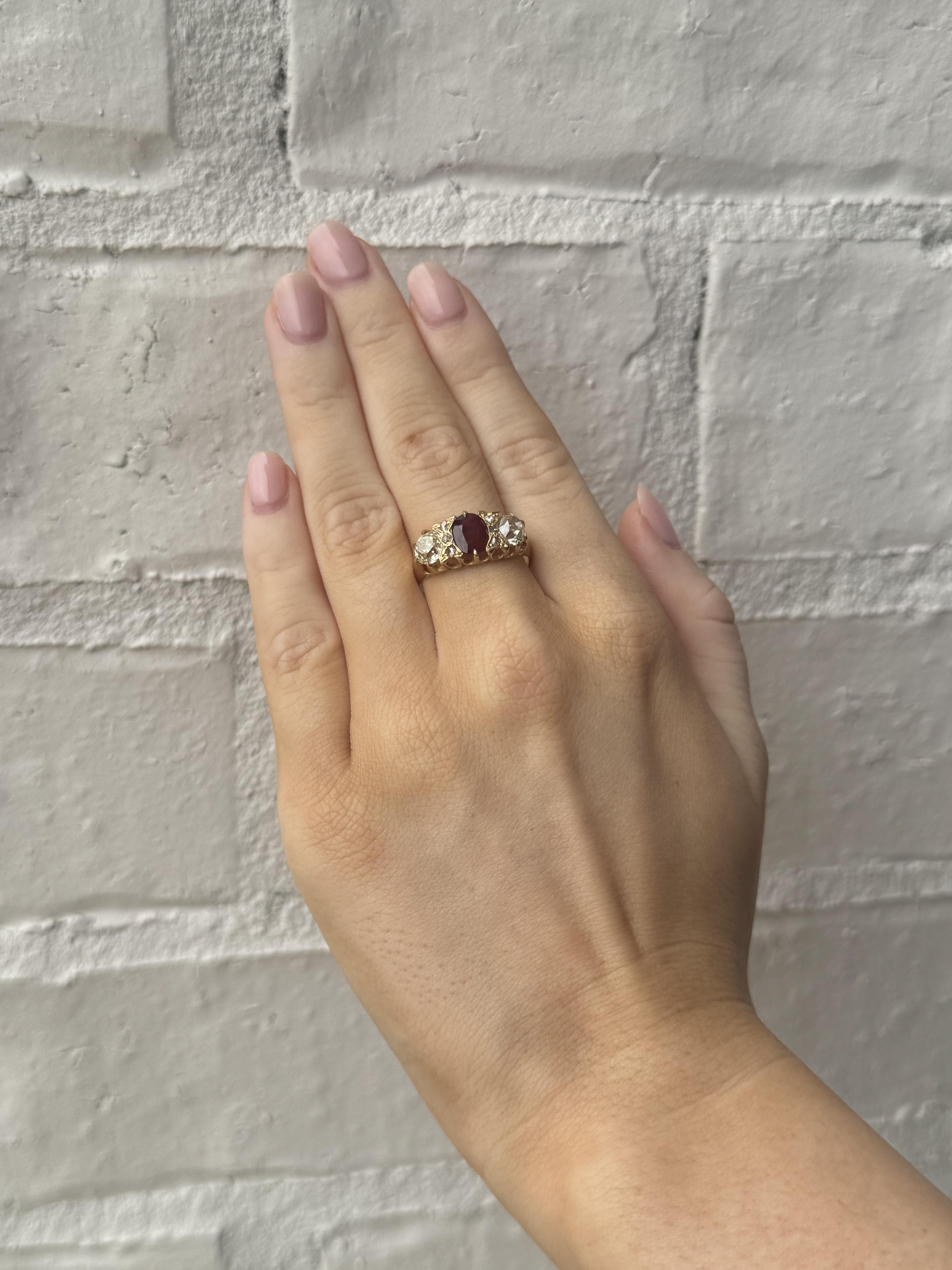 Anillo vintage de rubí de Birmania y diamantes Oro amarillo de 18 quilates Loto GIA Corte brillante en venta