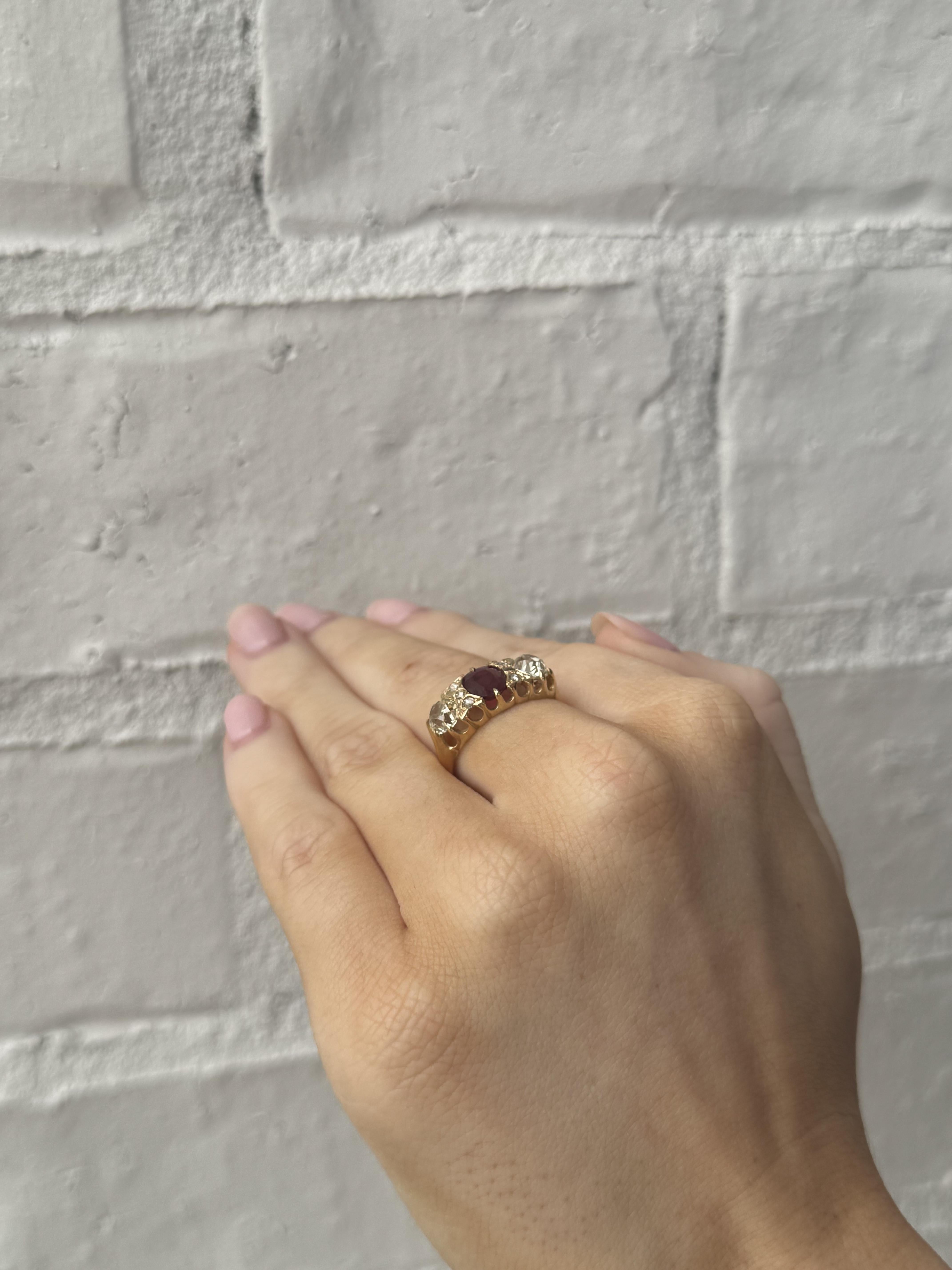 Anillo vintage de rubí de Birmania y diamantes Oro amarillo de 18 quilates Loto GIA en Excelente estado para la venta en Montgomery, AL