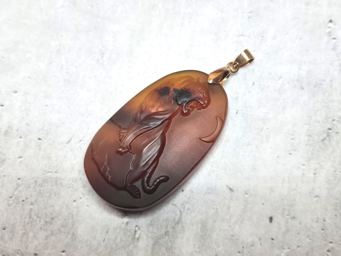We're excited to present to you this stunning hand-carved Burmese Amber pendant featuring a Tiger on a rock with the moon. This exquisite piece is not only a beautiful accessory, but it also holds significant symbolic meaning as a Chinese Zodiac