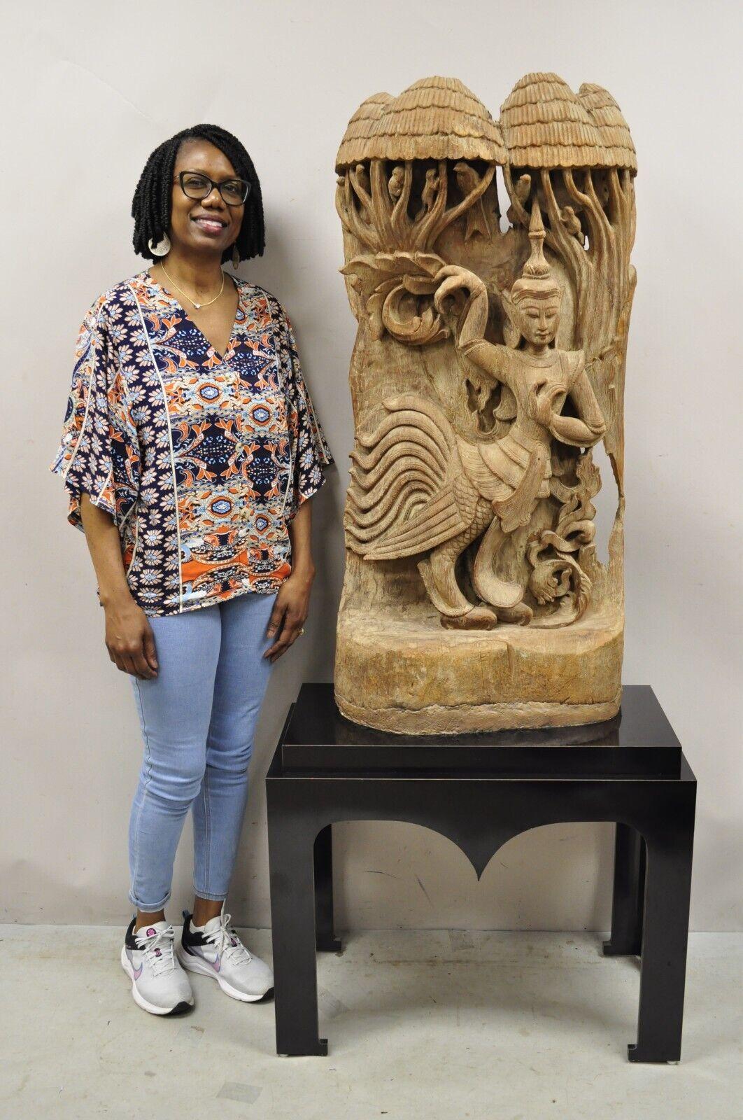 Vintage Burmese Carved Wood Oriental Large Figural Statue Sculpture on Base Artikel verfügt über eine solide geschnitzte Holzskulptur mit Vogel Form Frau und geschnitzten Baumkronen mit Vögeln und Tieren. Die Skulptur ist auf einem schwarzen