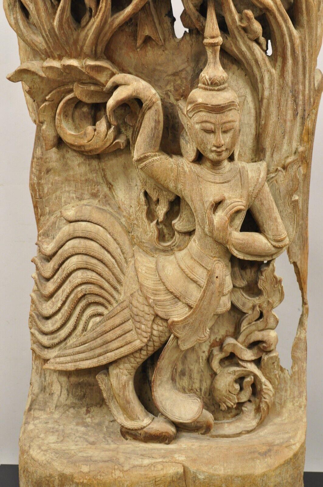 Grande sculpture orientale de statue en bois sculpté birman sur socle vintage en vente 1