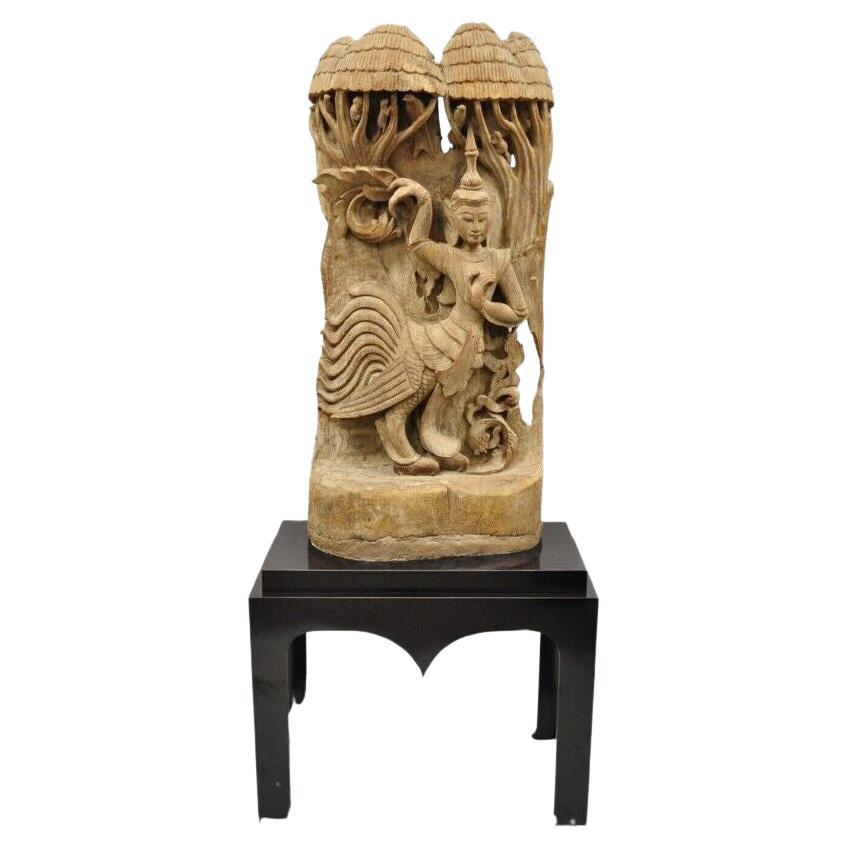 Grande sculpture orientale de statue en bois sculpté birman sur socle vintage en vente
