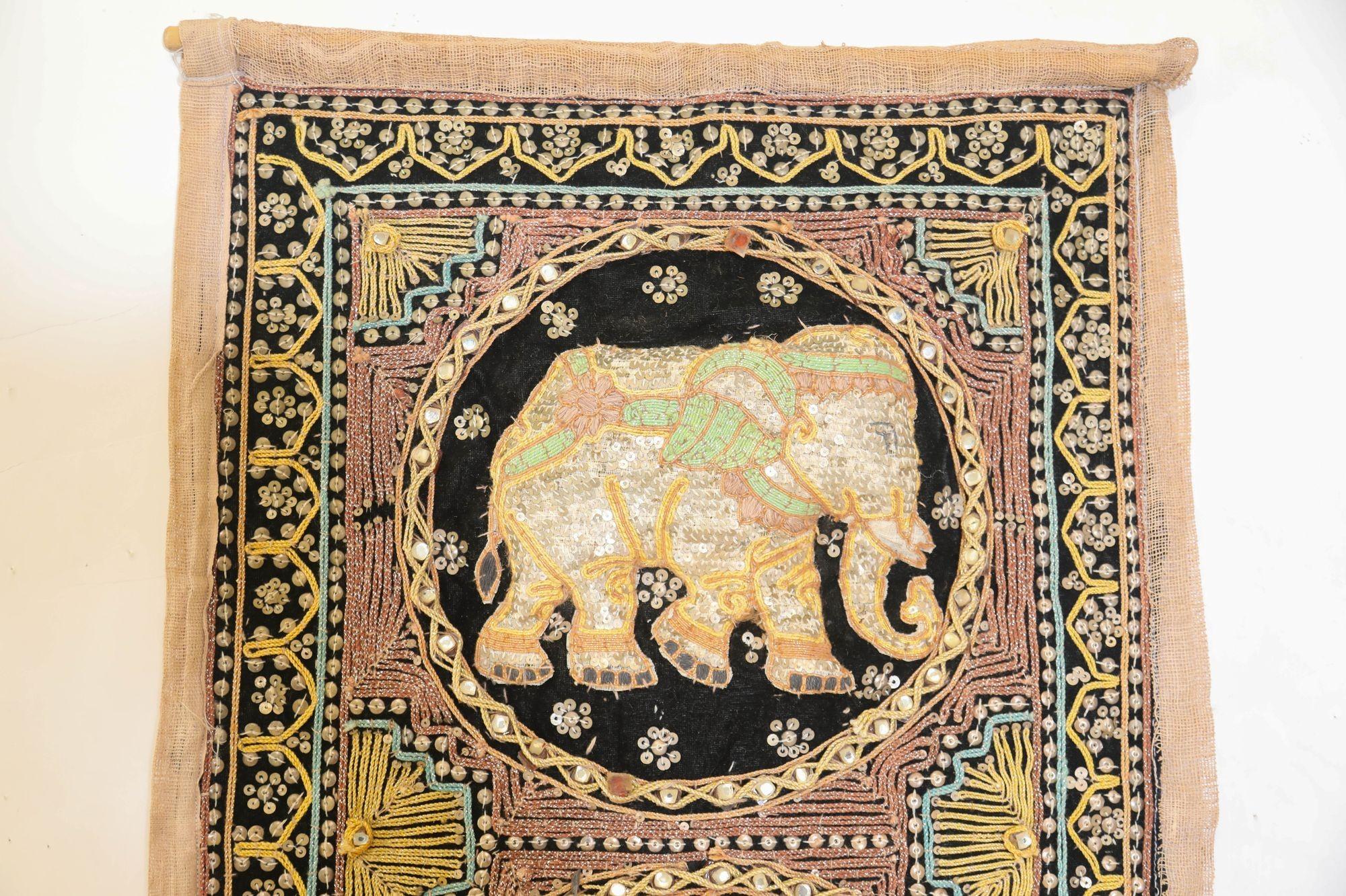 Arazzo birmano Kalaga d'epoca, circa 1960.
Elefante, leone, cavallo, pavone e tacchino della Birmania Kalaga, esposti in questo intricato arazzo di seta appeso alla parete e incorniciato.
Splendido appendiabiti da parete realizzato con seta dorata,