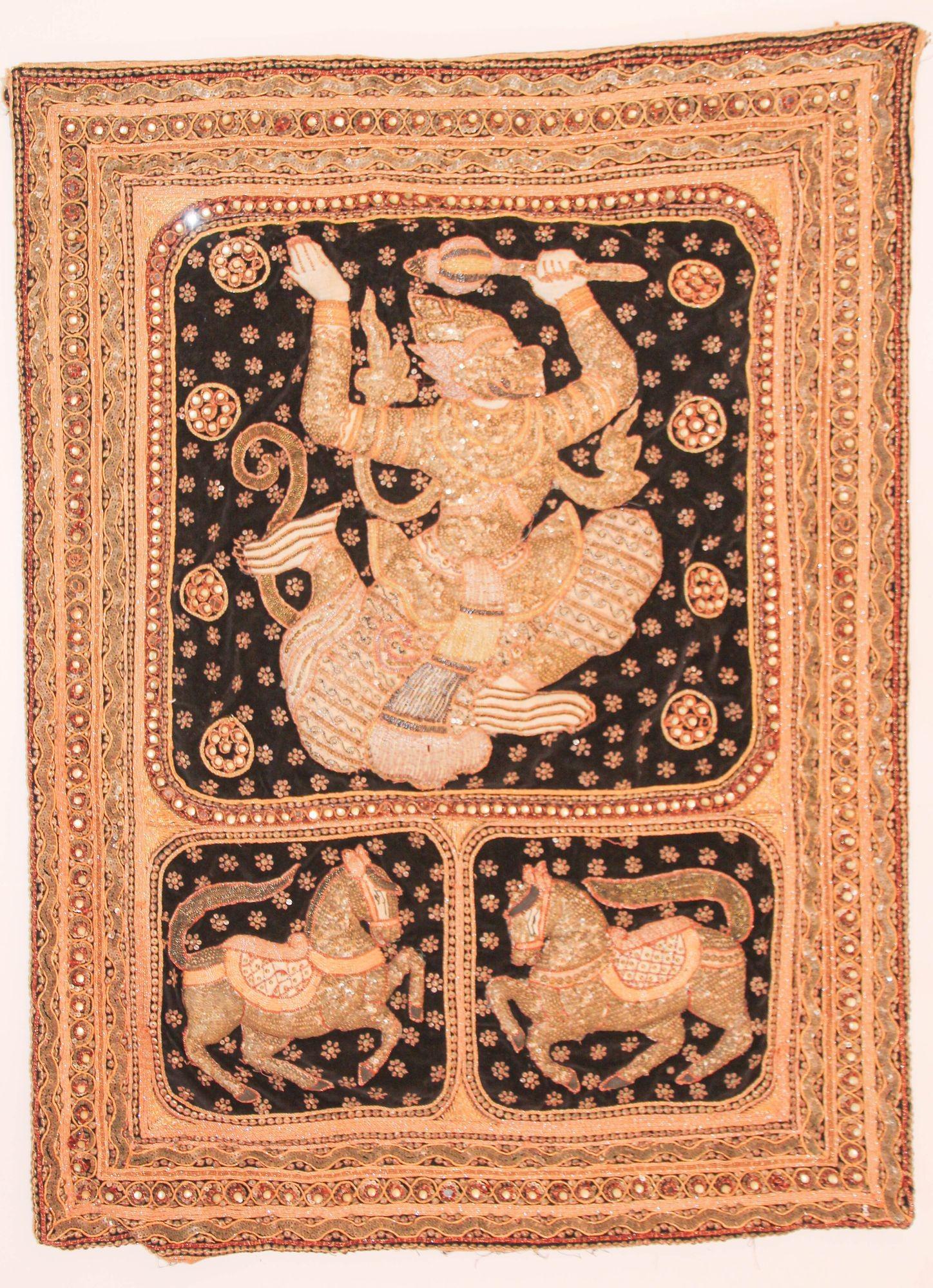 Vintage 1950s Burmese Kalaga Tapestry Pillow Warrior and Horses.
Tapisserie birmane vintage Kalaga, richement détaillée, transformée en housse de coussin. Ajoutez un insert pour l'utiliser comme coussin ou accrochez-la comme tapisserie