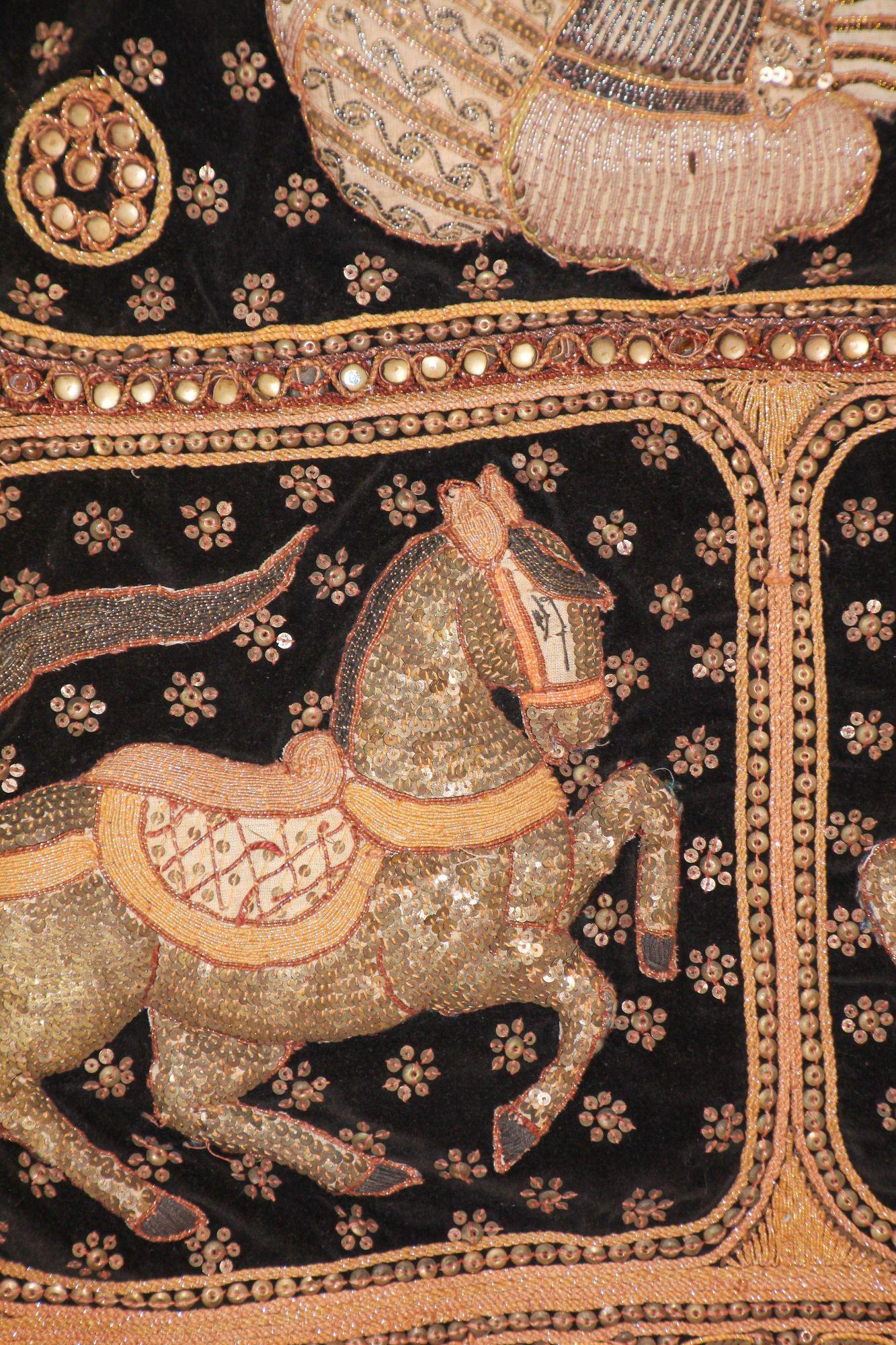 Fait main Coussin de tapisserie birmane Kalaga vintage représentant un guerrier et des chevaux, années 1950 en vente