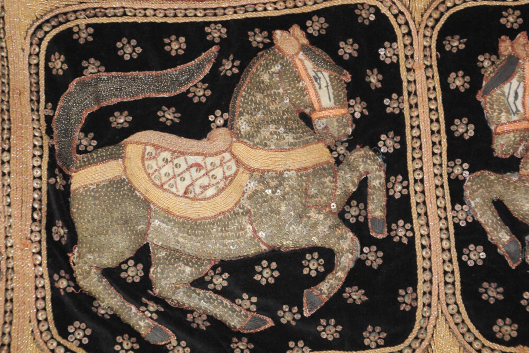 Coussin de tapisserie birmane Kalaga vintage représentant un guerrier et des chevaux, années 1950 en vente 1
