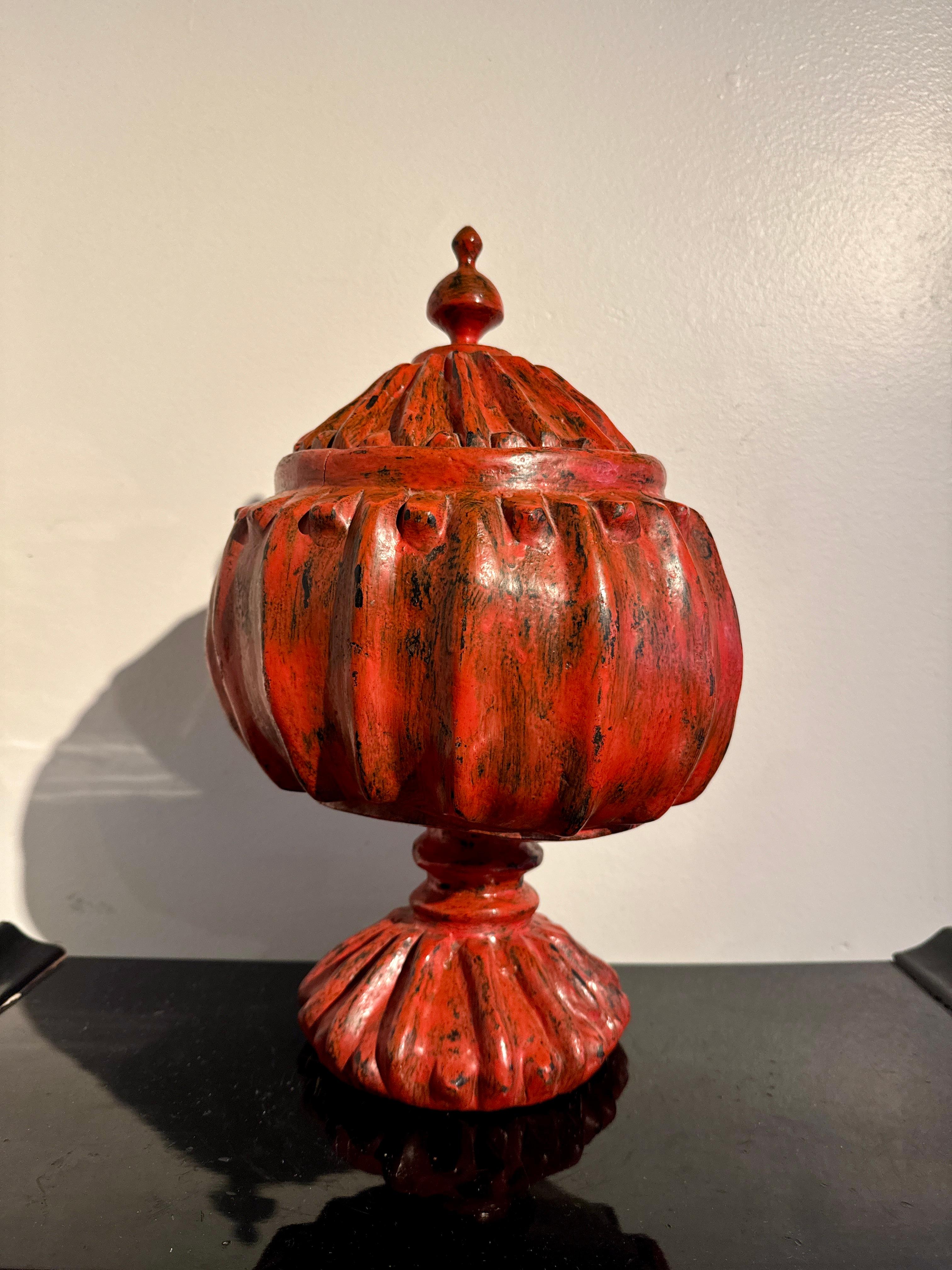 Vieux récipient lotus birman, bois sculpté et laqué, milieu du 20e siècle, Birmanie Bon état à Austin, TX