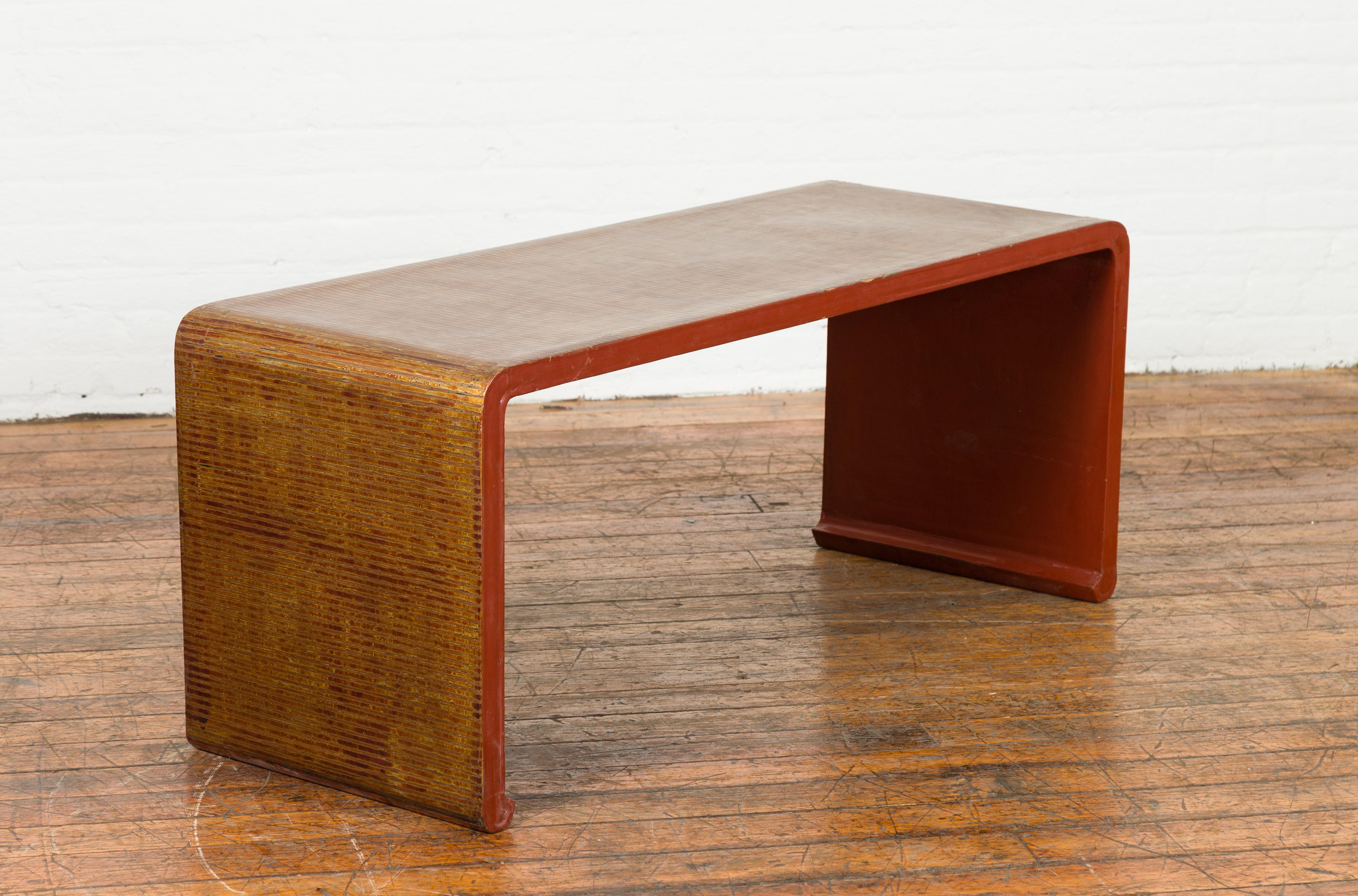 Birman Table basse vintage en laque birmane Negora d'inspiration japonaise avec cascade en vente