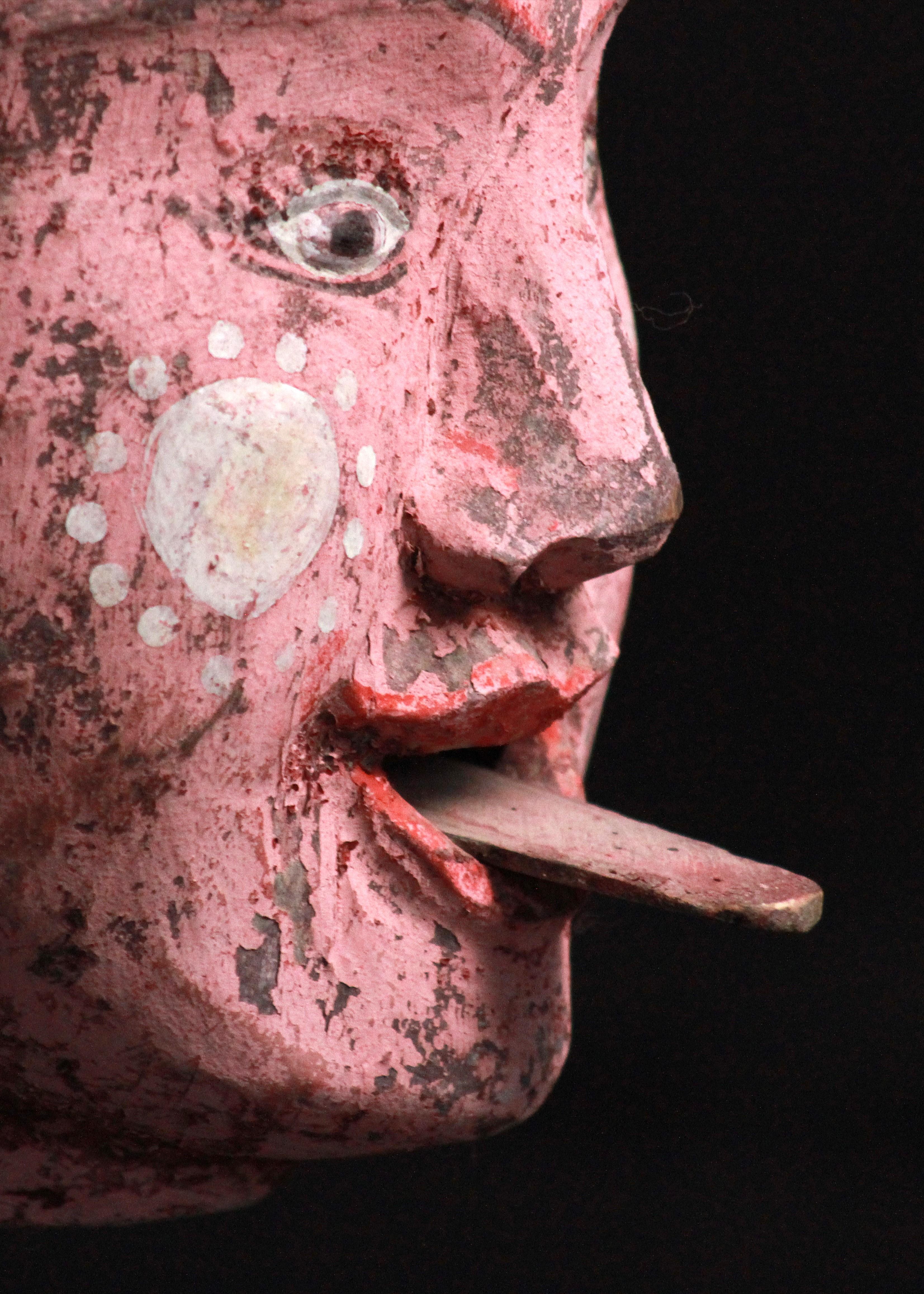 Sculpté à la main Têtes de marionnettes birmanes vintage polychromes montées avec caractéristiques expressives en vente