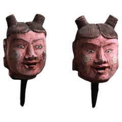 Têtes de marionnettes birmanes vintage polychromes montées avec caractéristiques expressives
