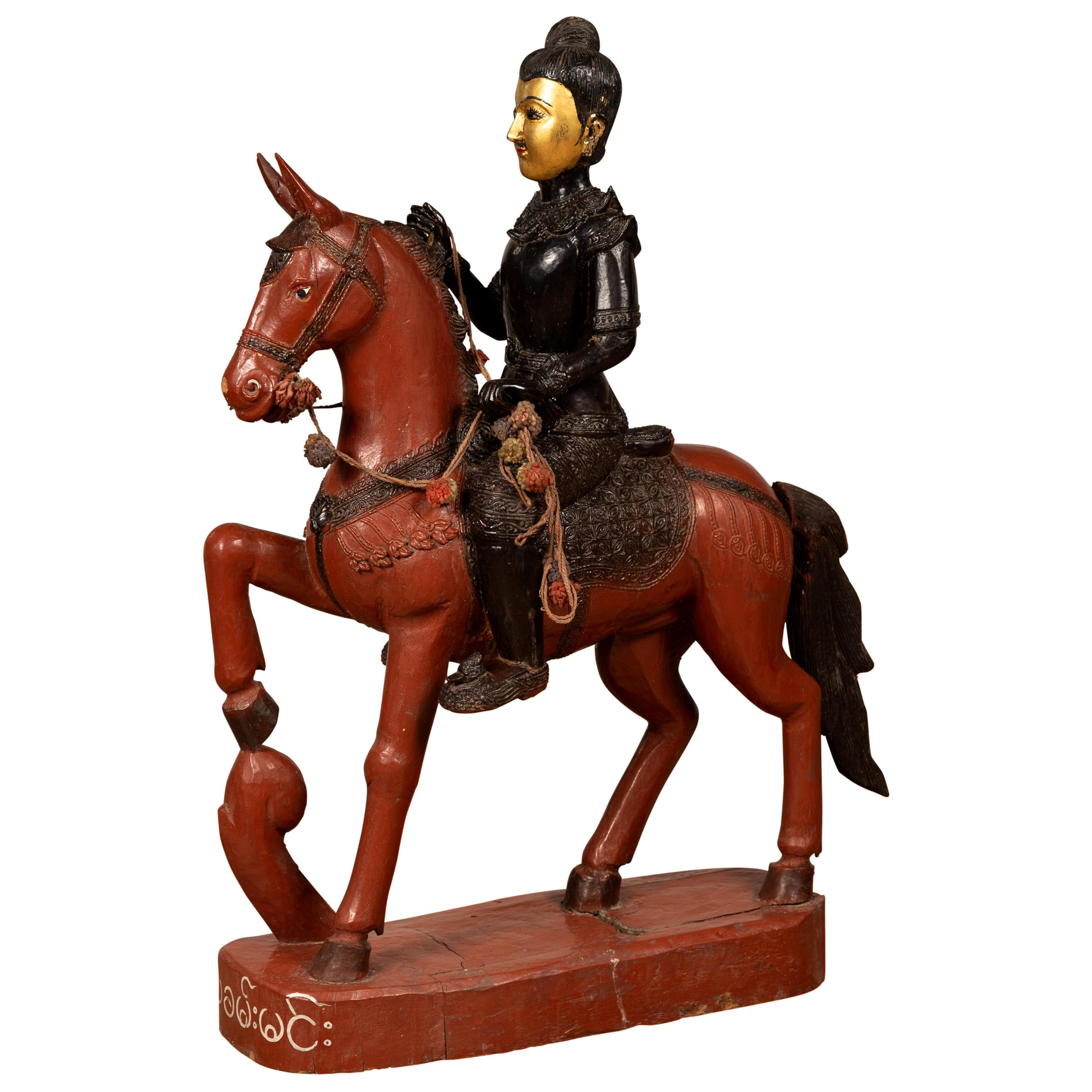 Polychrom geschnitzte burmesische Holzstatue eines Kriegers auf seinem Pferd, birmanisch