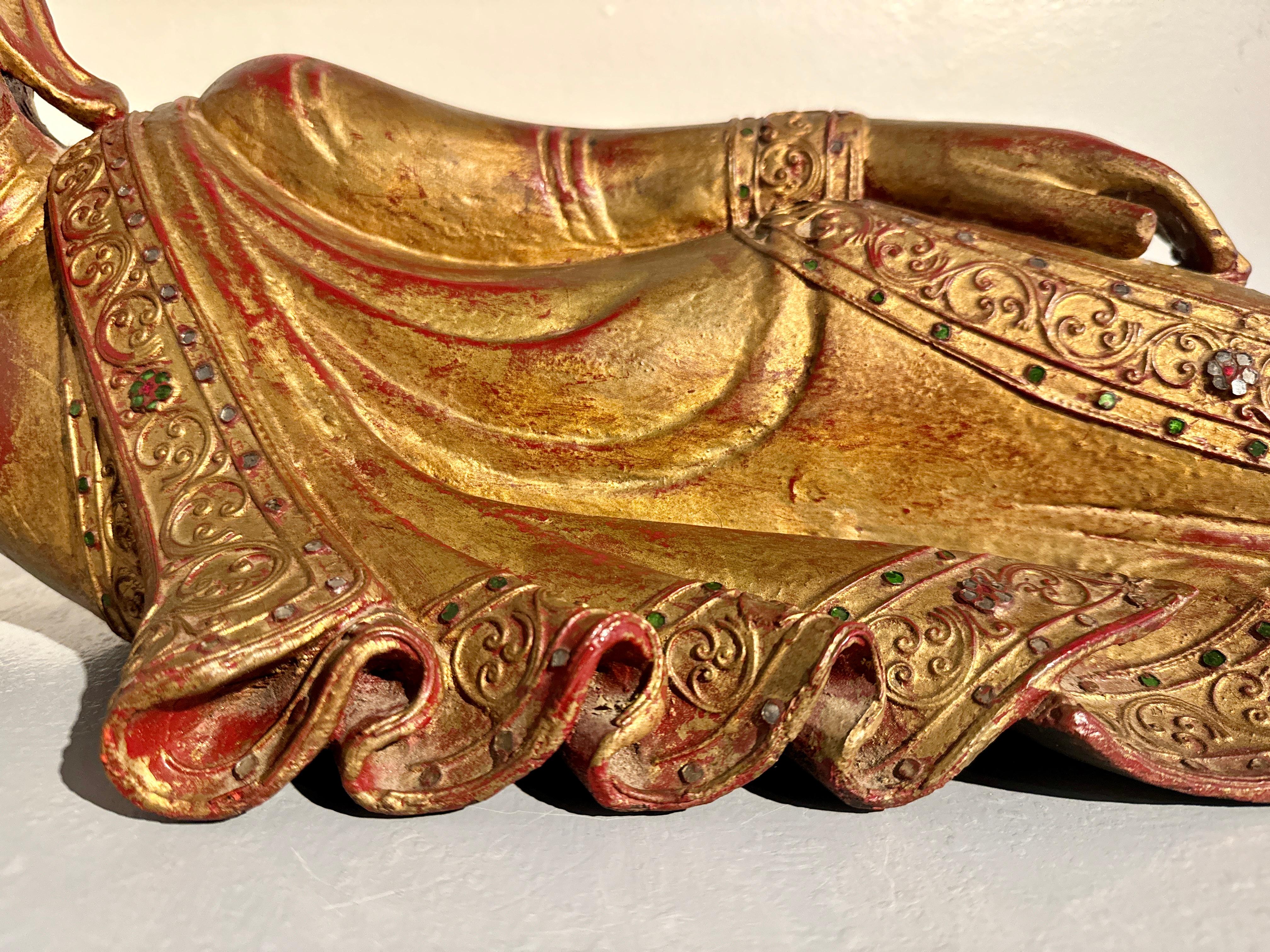 Vintage Burmese Reclining Buddha, Carved, Lacquered and Gilt Wood, circa 1970's For Sale 1