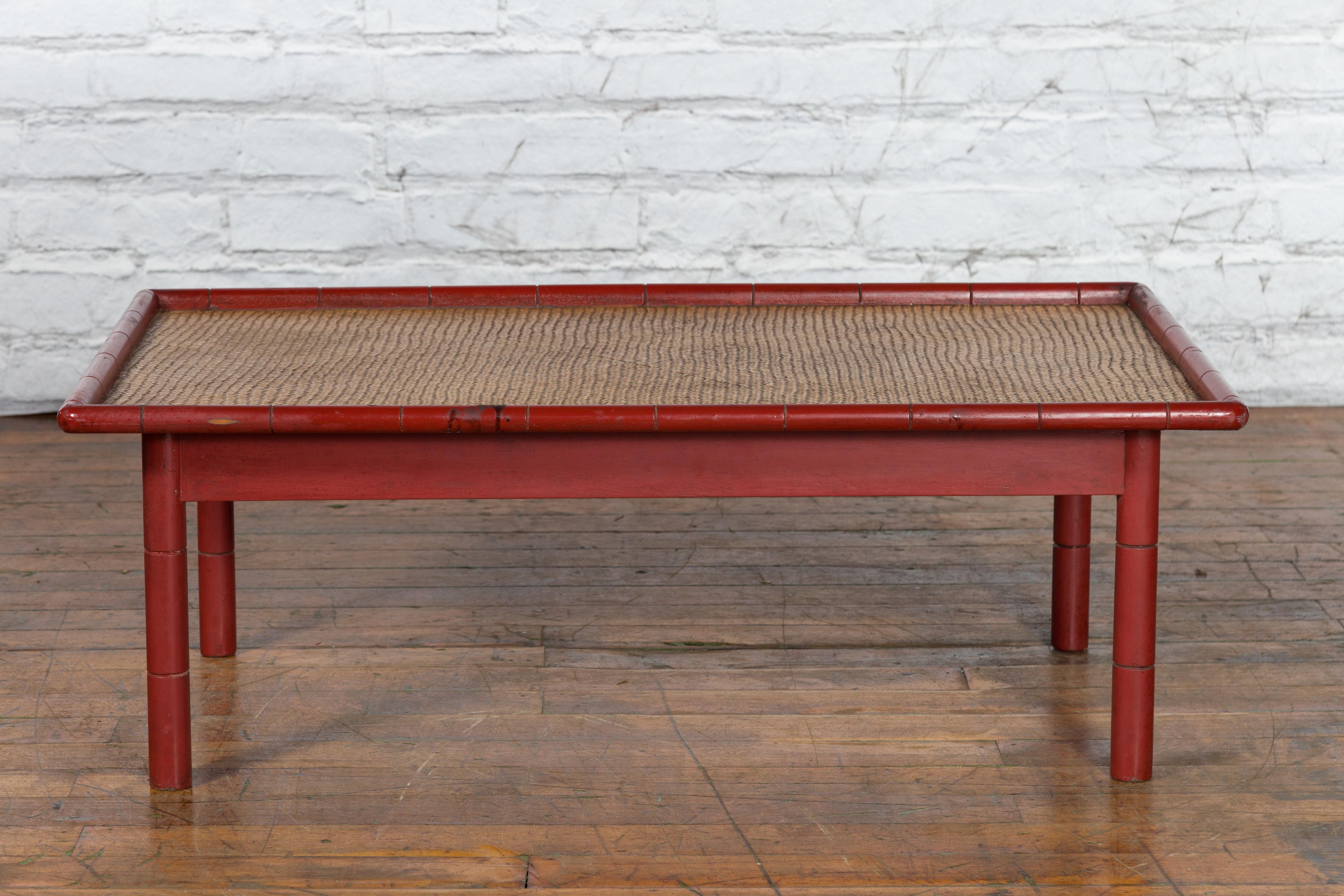 Mesa de centro vintage de falso bambú lacado en rojo con tablero de ratán tejido en venta 5