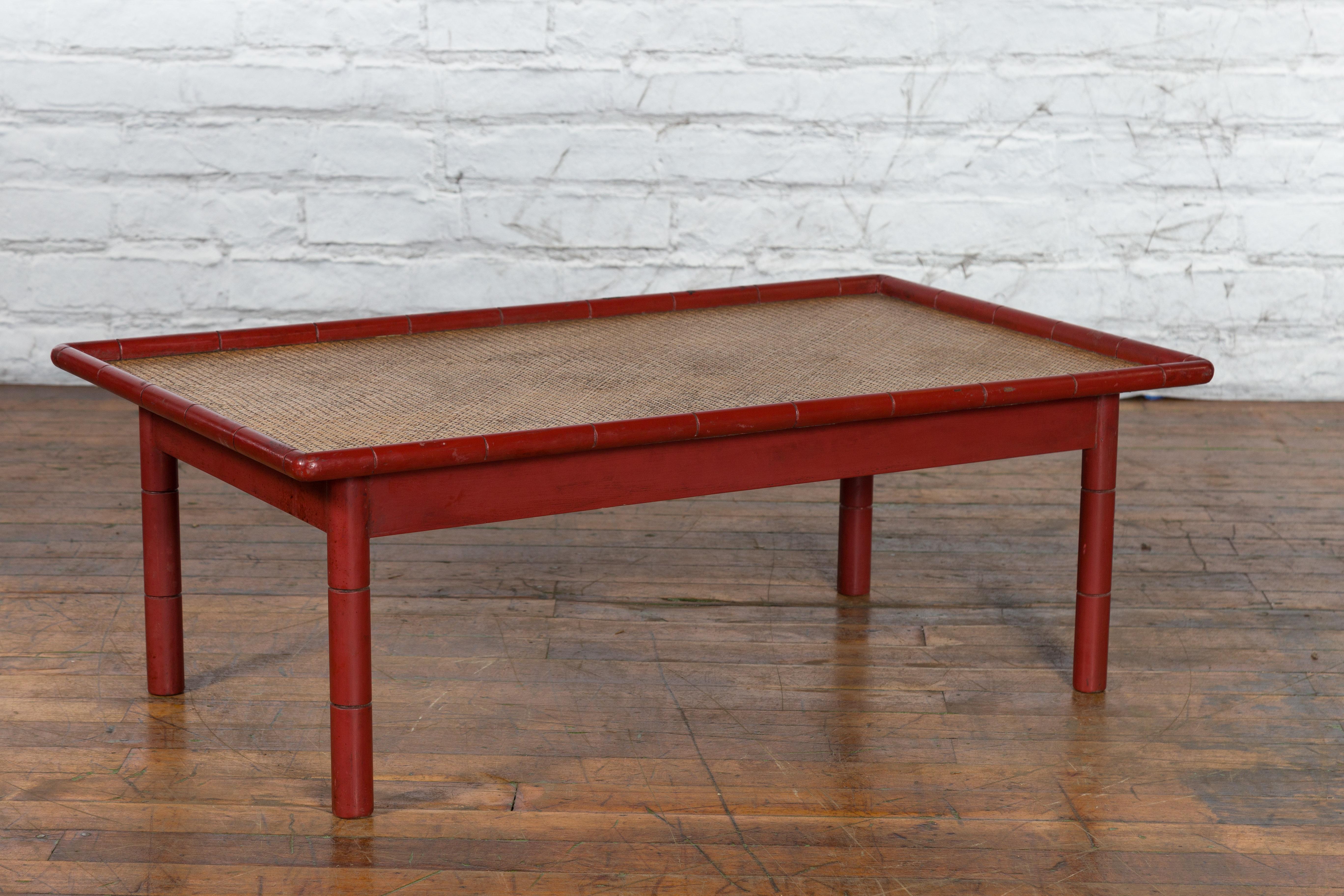 Mesa de centro vintage de falso bambú lacado en rojo con tablero de ratán tejido Birmano en venta