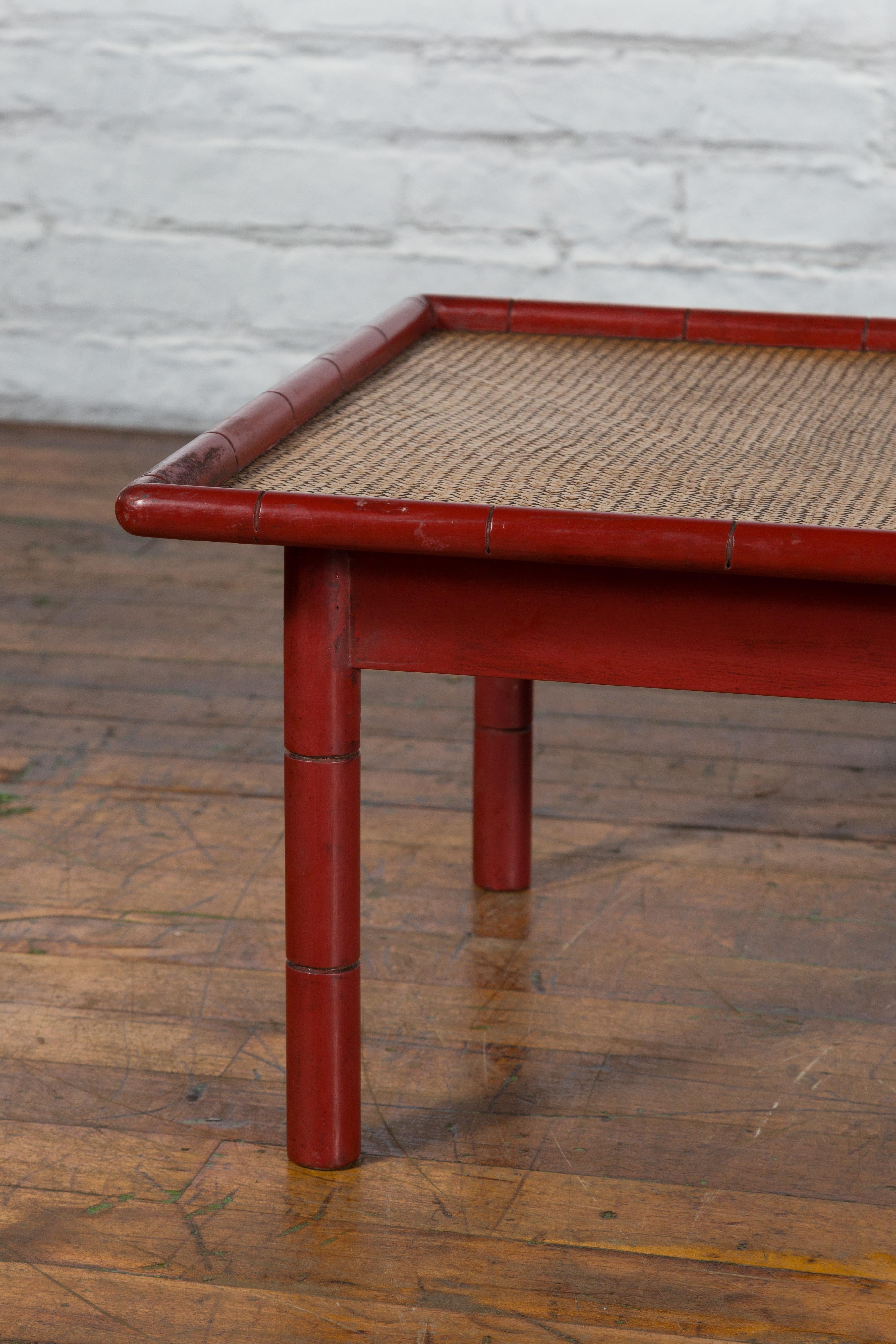 Mesa de centro vintage de falso bambú lacado en rojo con tablero de ratán tejido Ratán en venta