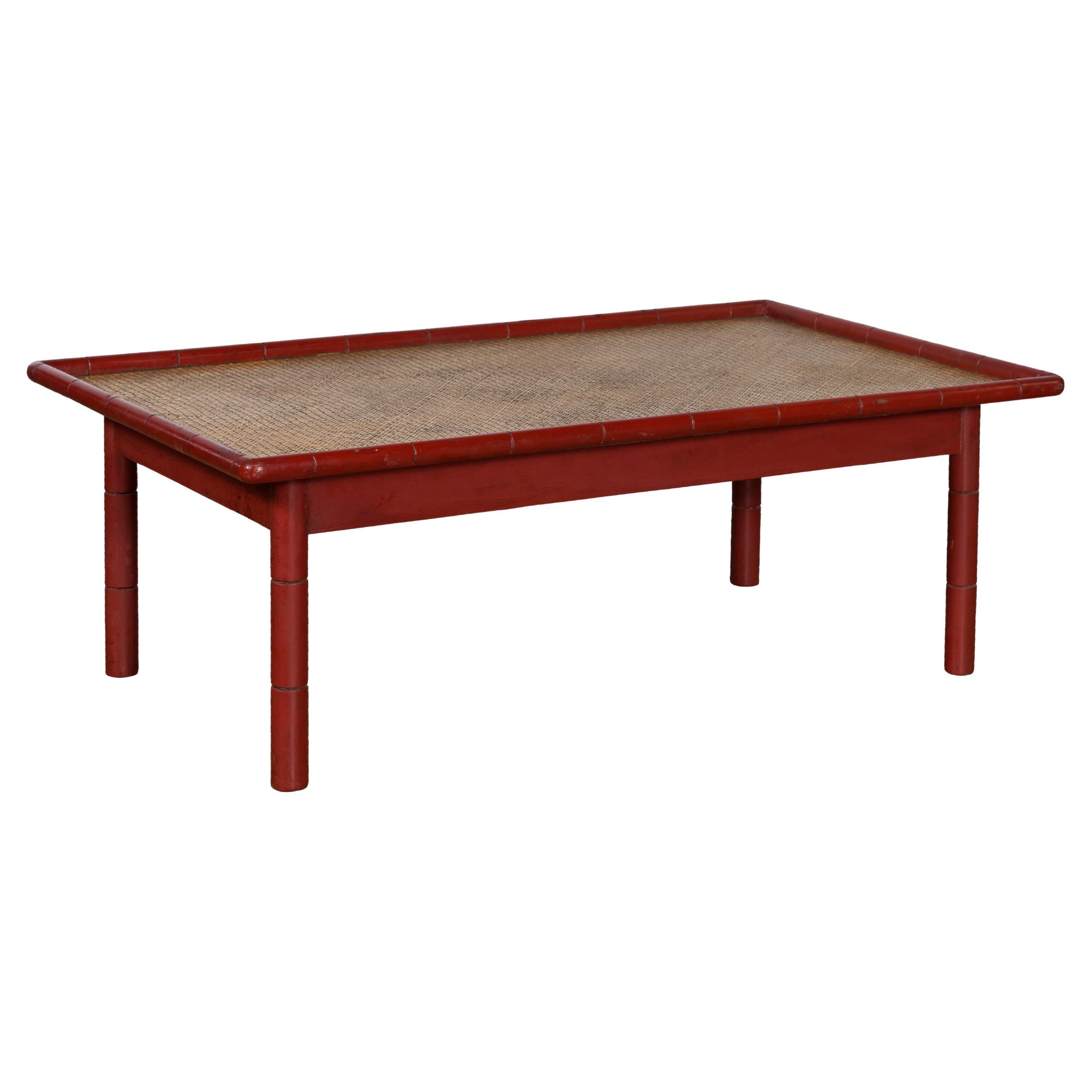 Vieille table basse birmane laquée rouge en faux bambou avec plateau en rotin tressé