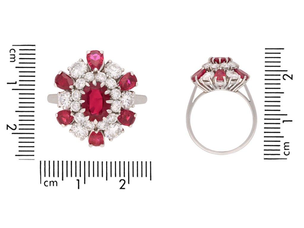 Vintage Burmese Ruby and Diamond Cluster Ring, circa 1970 In Good Condition For Sale In London, GB