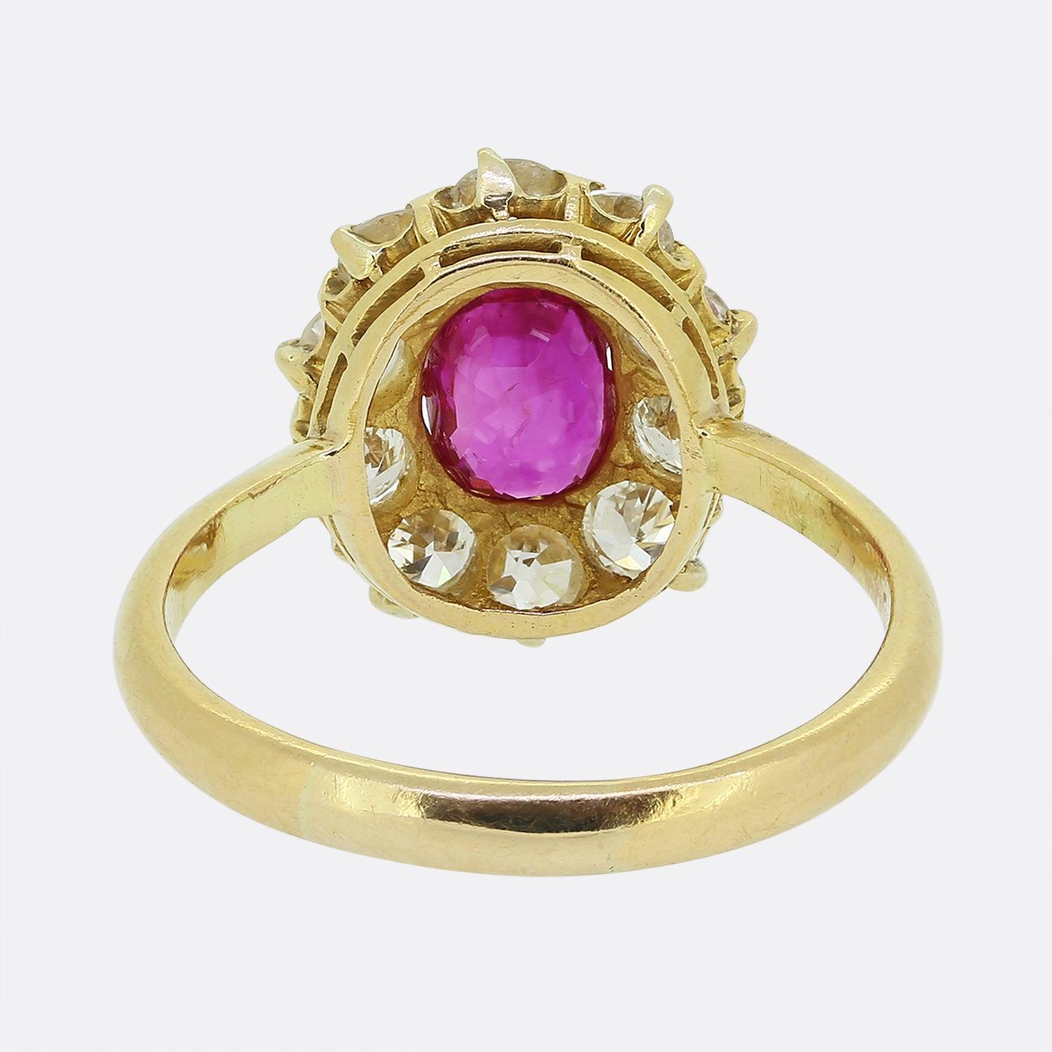 Vintage Burmese Ruby and Diamond Cluster Ring In Good Condition For Sale In London, GB