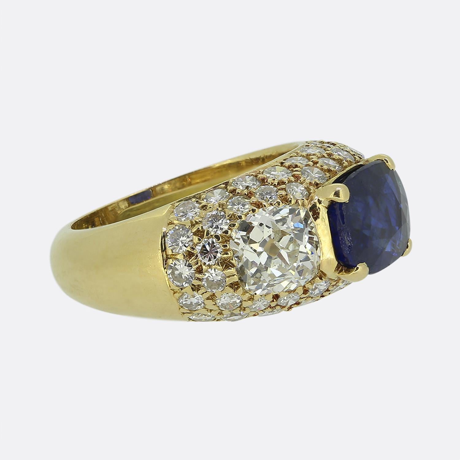 Taille vieille mine Vintage By Sapphire and Diamond Pave Set Three-Stone Ring (bague à trois pierres serties de saphirs et de diamants) en vente