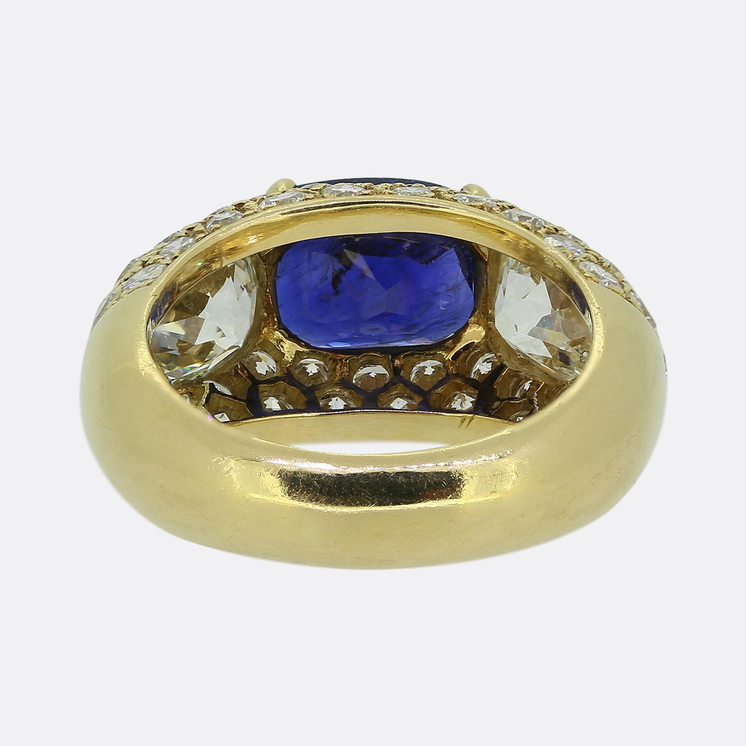 Vintage By Sapphire and Diamond Pave Set Three-Stone Ring (bague à trois pierres serties de saphirs et de diamants) Bon état - En vente à London, GB