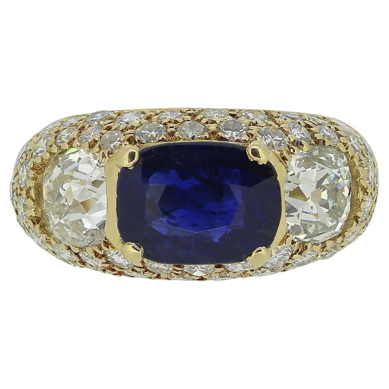 Vintage By Sapphire and Diamond Pave Set Three-Stone Ring (bague à trois pierres serties de saphirs et de diamants) en vente
