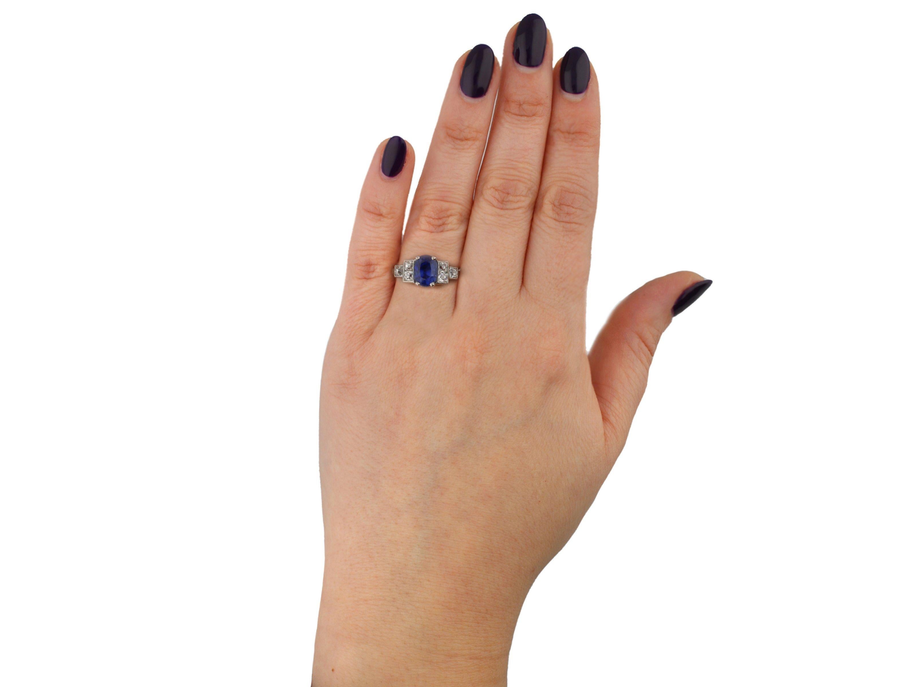 Vintage Burmese sapphire and diamond ring, French, circa 1950 In Good Condition For Sale In London, GB
