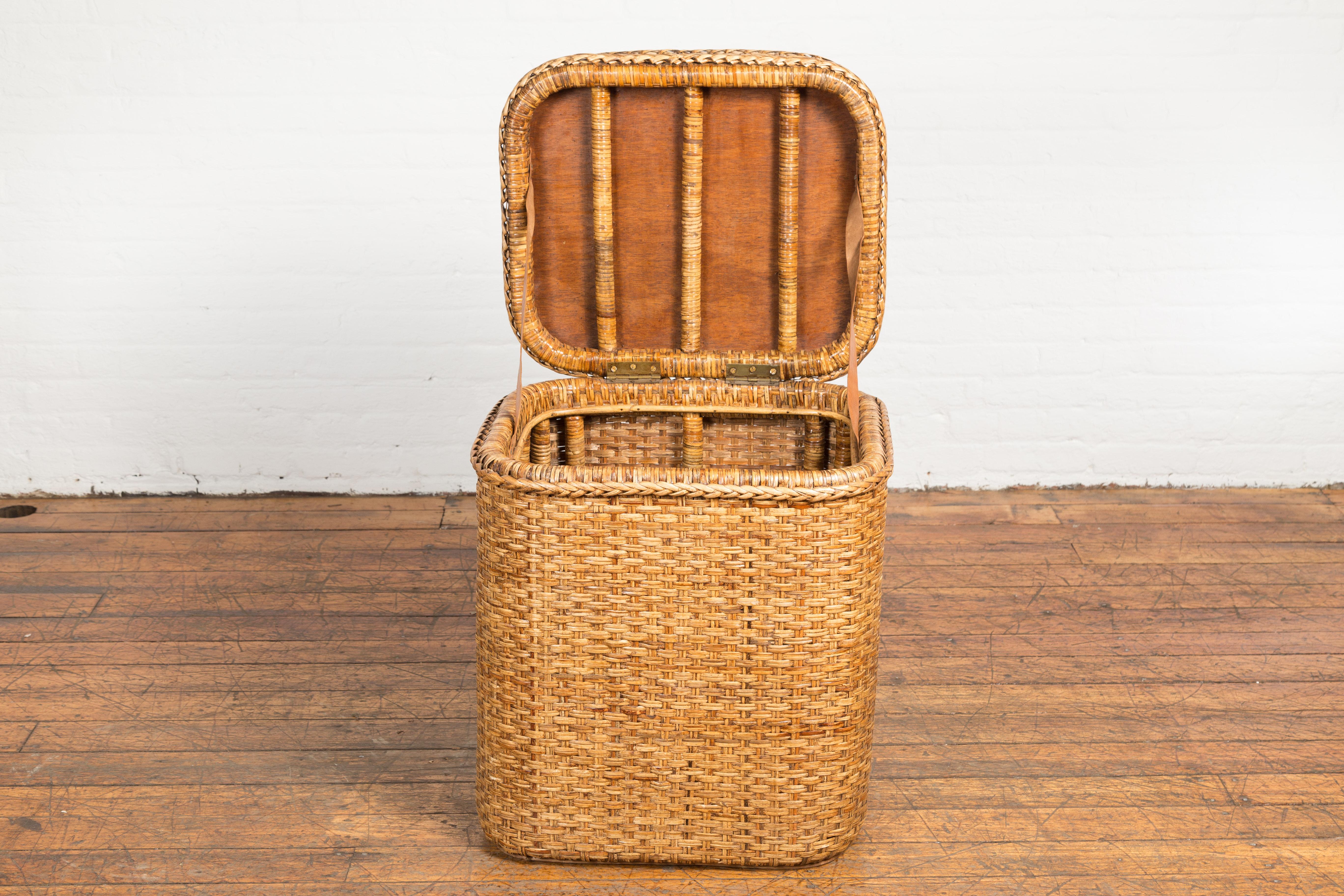 Vieux panier ou conteneur de rangement à couvercle en bois et rotin birman tissé en vente 4