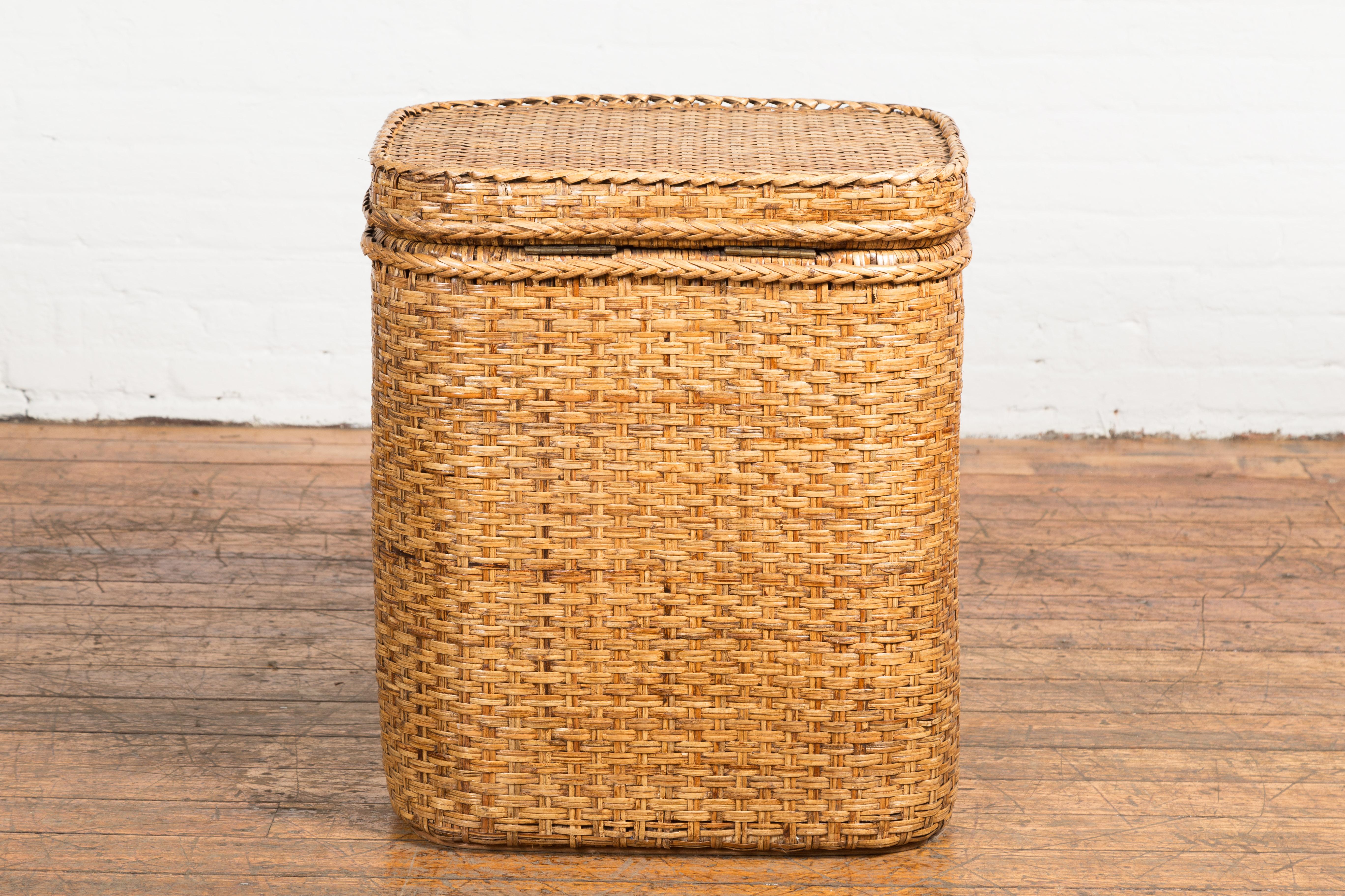 Burmesischer Korb oder Aufbewahrungsbehälter aus gewebtem Rattan und Holz mit Deckel im Angebot 9