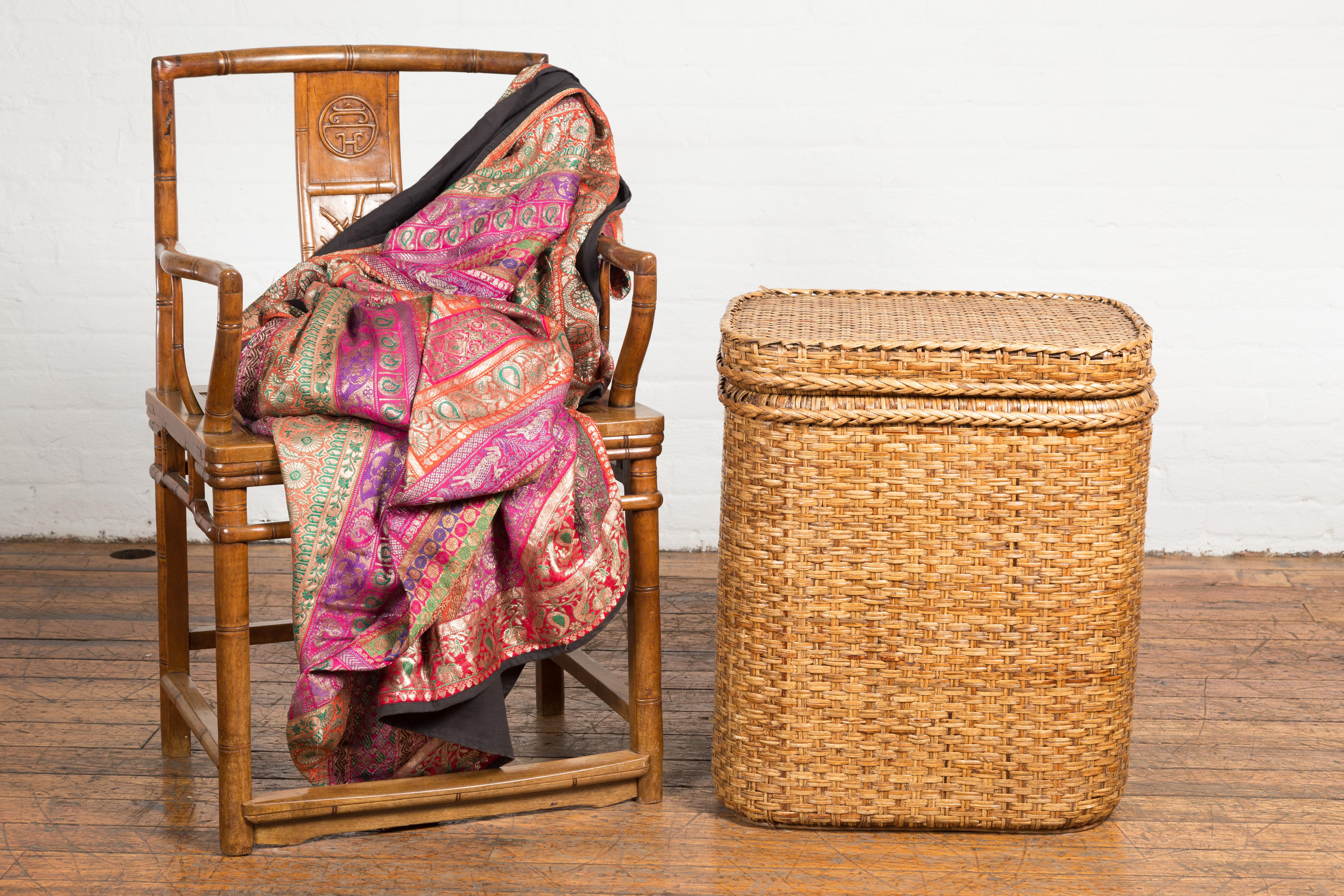 Country Vieux panier ou conteneur de rangement à couvercle en bois et rotin birman tissé en vente