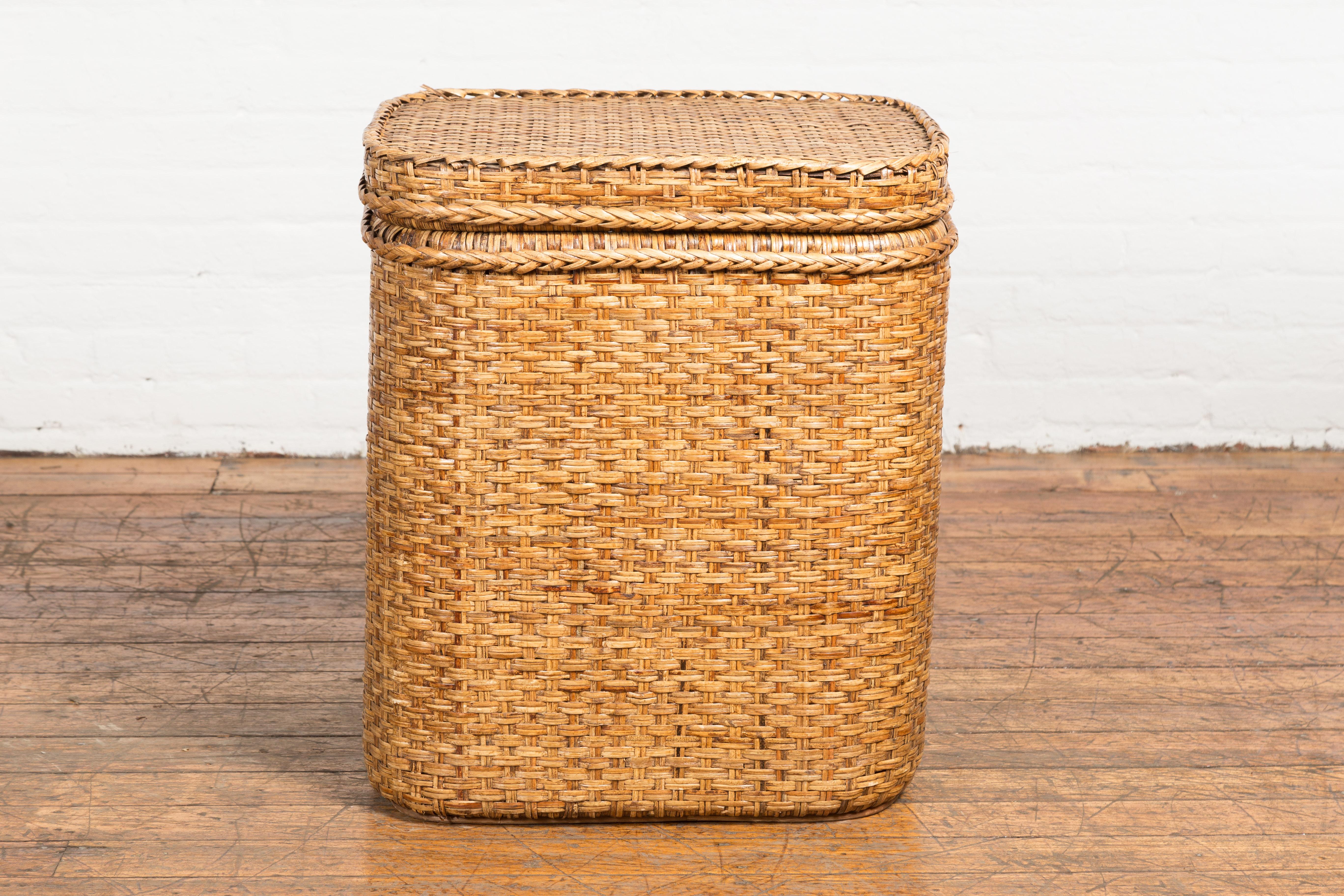 Tissage Vieux panier ou conteneur de rangement à couvercle en bois et rotin birman tissé en vente