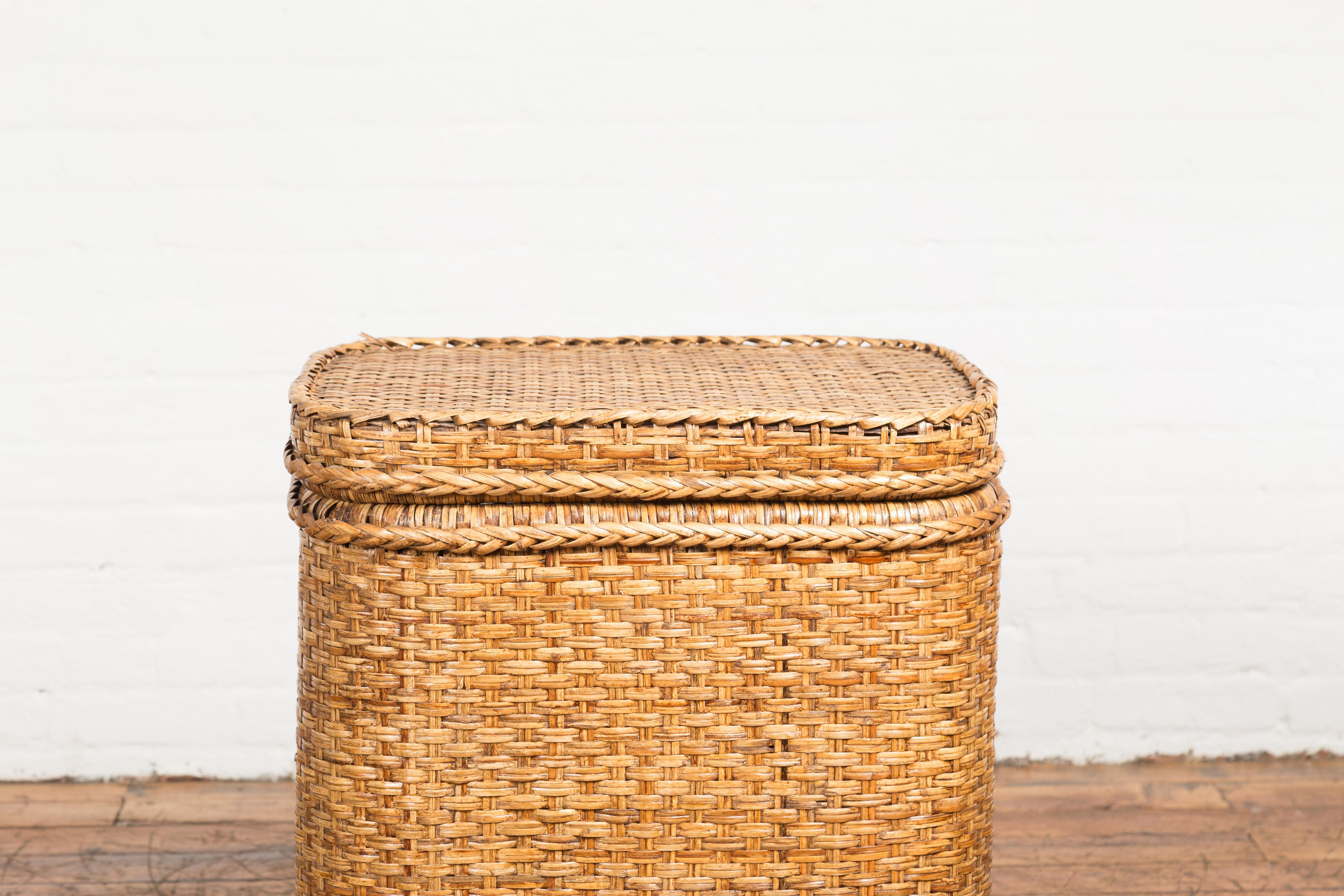 Burmesischer Korb oder Aufbewahrungsbehälter aus gewebtem Rattan und Holz mit Deckel (Gewebt) im Angebot