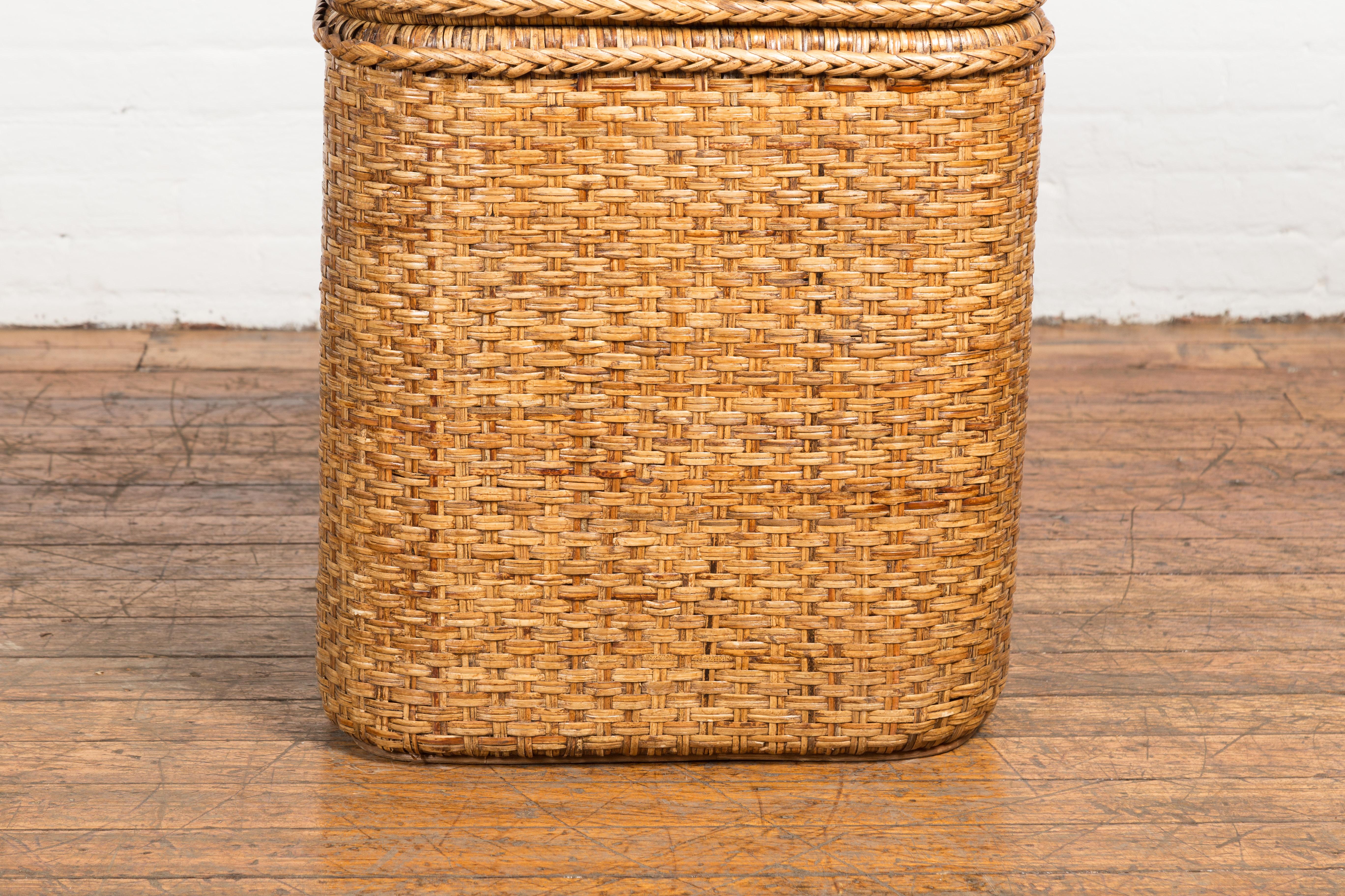 20ième siècle Vieux panier ou conteneur de rangement à couvercle en bois et rotin birman tissé en vente