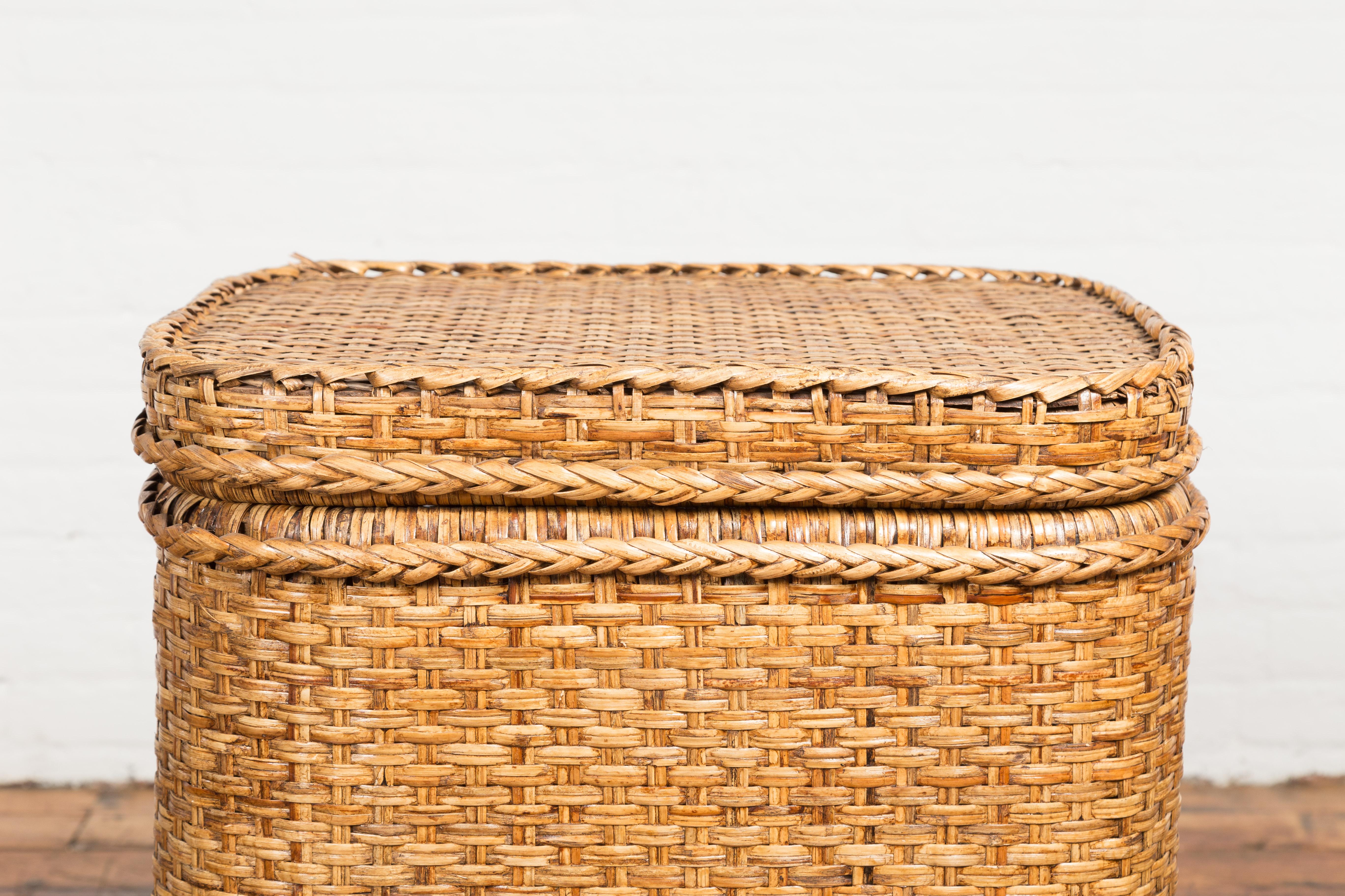 Burmesischer Korb oder Aufbewahrungsbehälter aus gewebtem Rattan und Holz mit Deckel (20. Jahrhundert) im Angebot