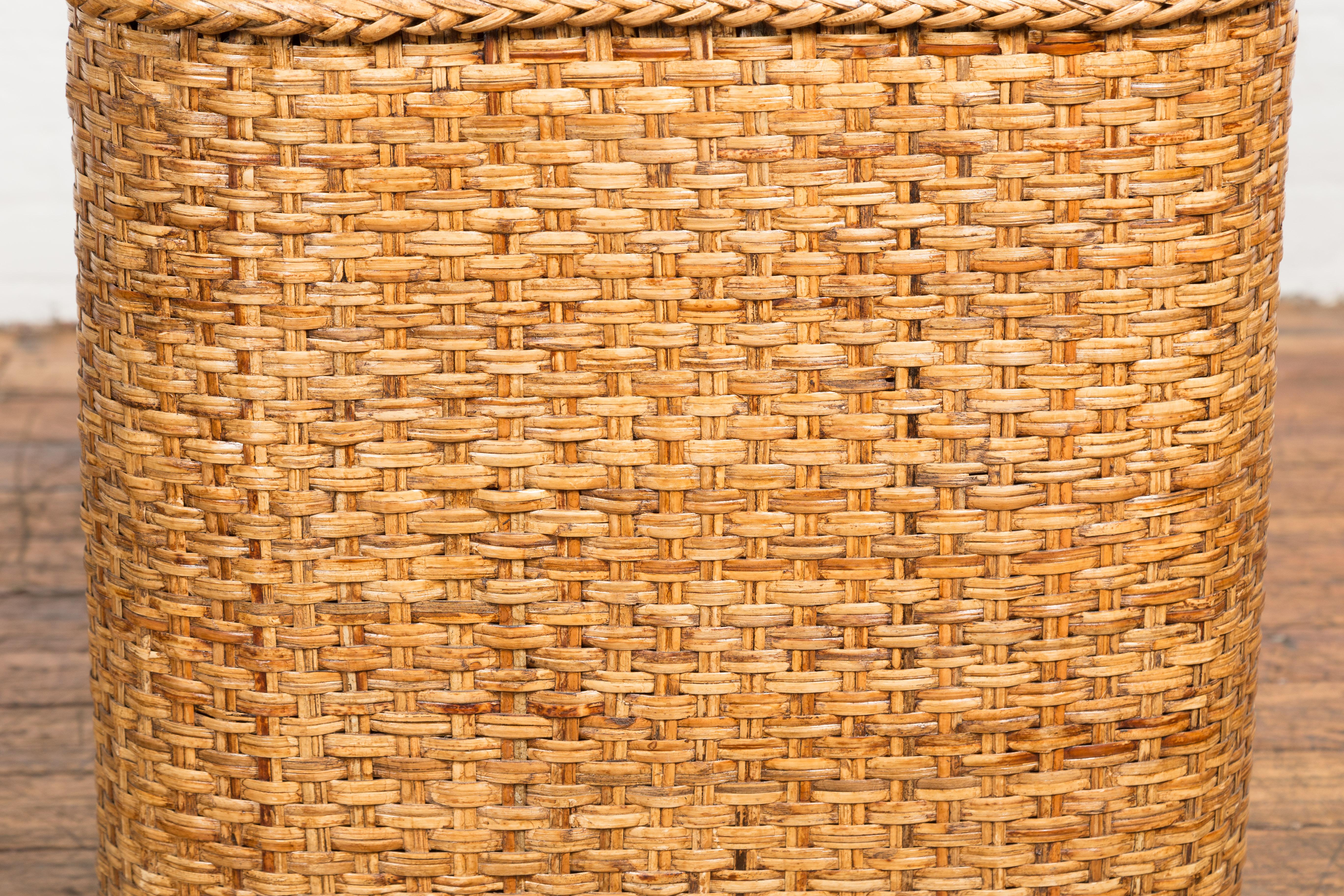 Burmesischer Korb oder Aufbewahrungsbehälter aus gewebtem Rattan und Holz mit Deckel im Angebot 1