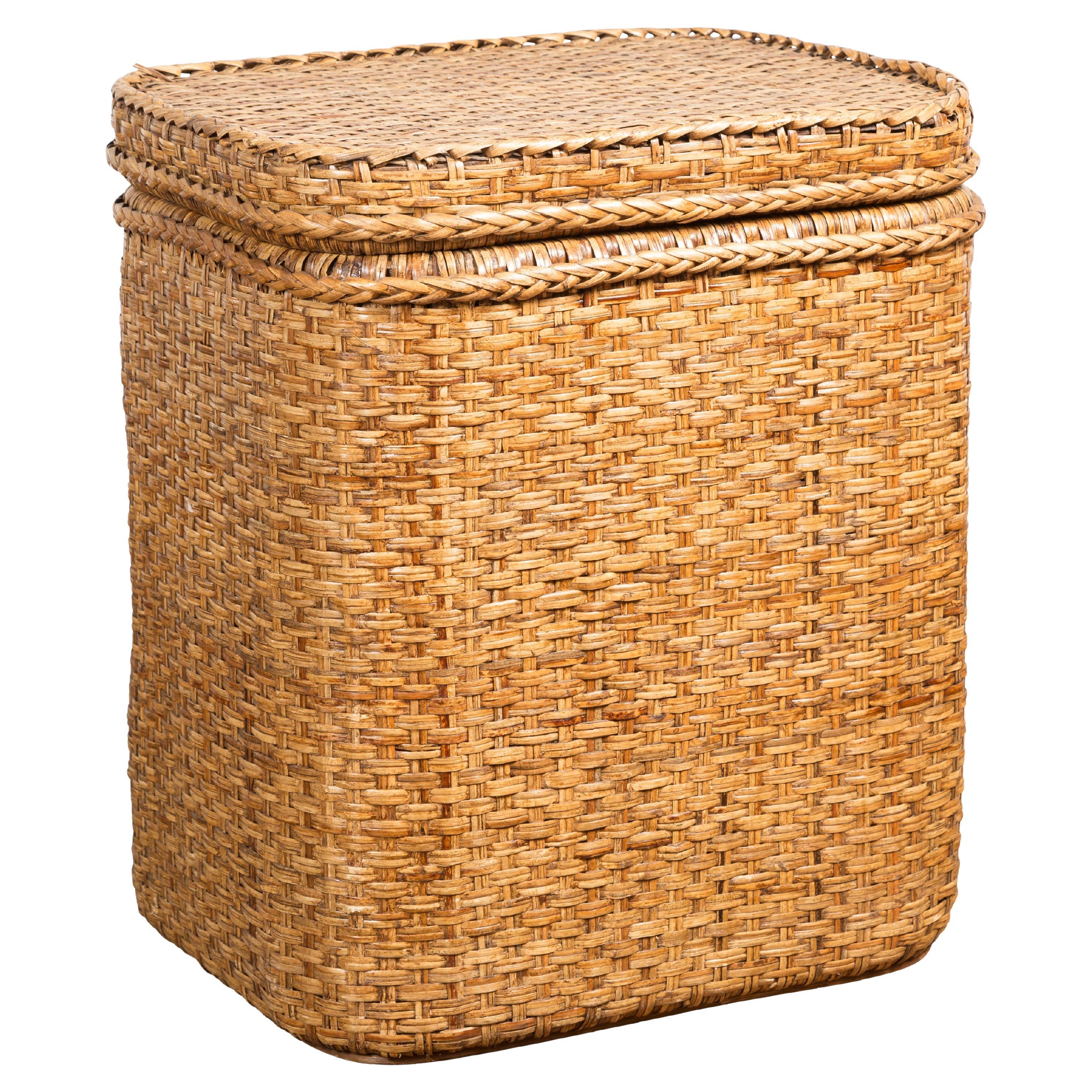 Vieux panier ou conteneur de rangement à couvercle en bois et rotin birman tissé