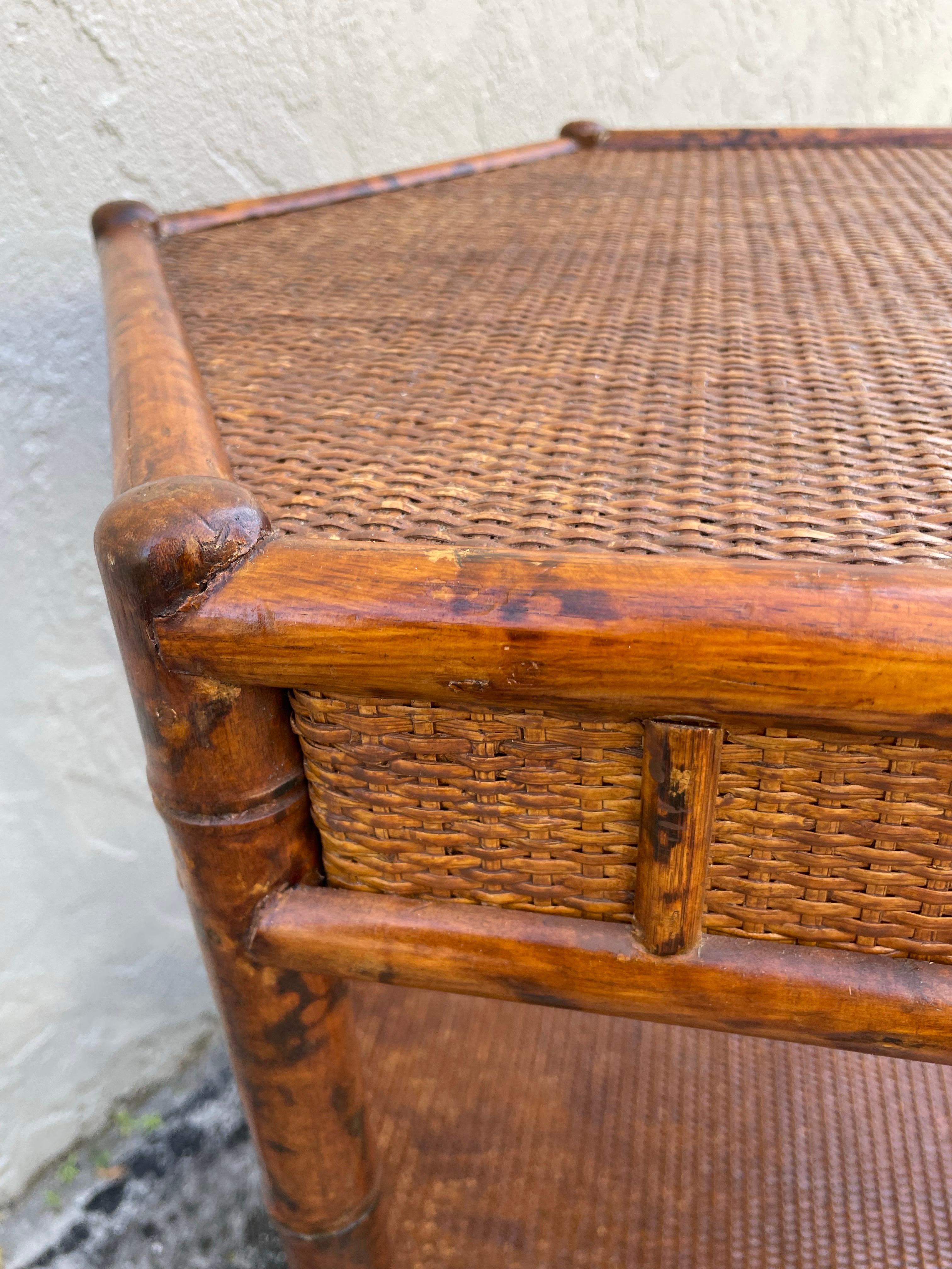 Vintage Burnt Bamboo British Colonial Style Two Tier Side Table Bon état - En vente à West Palm Beach, FL