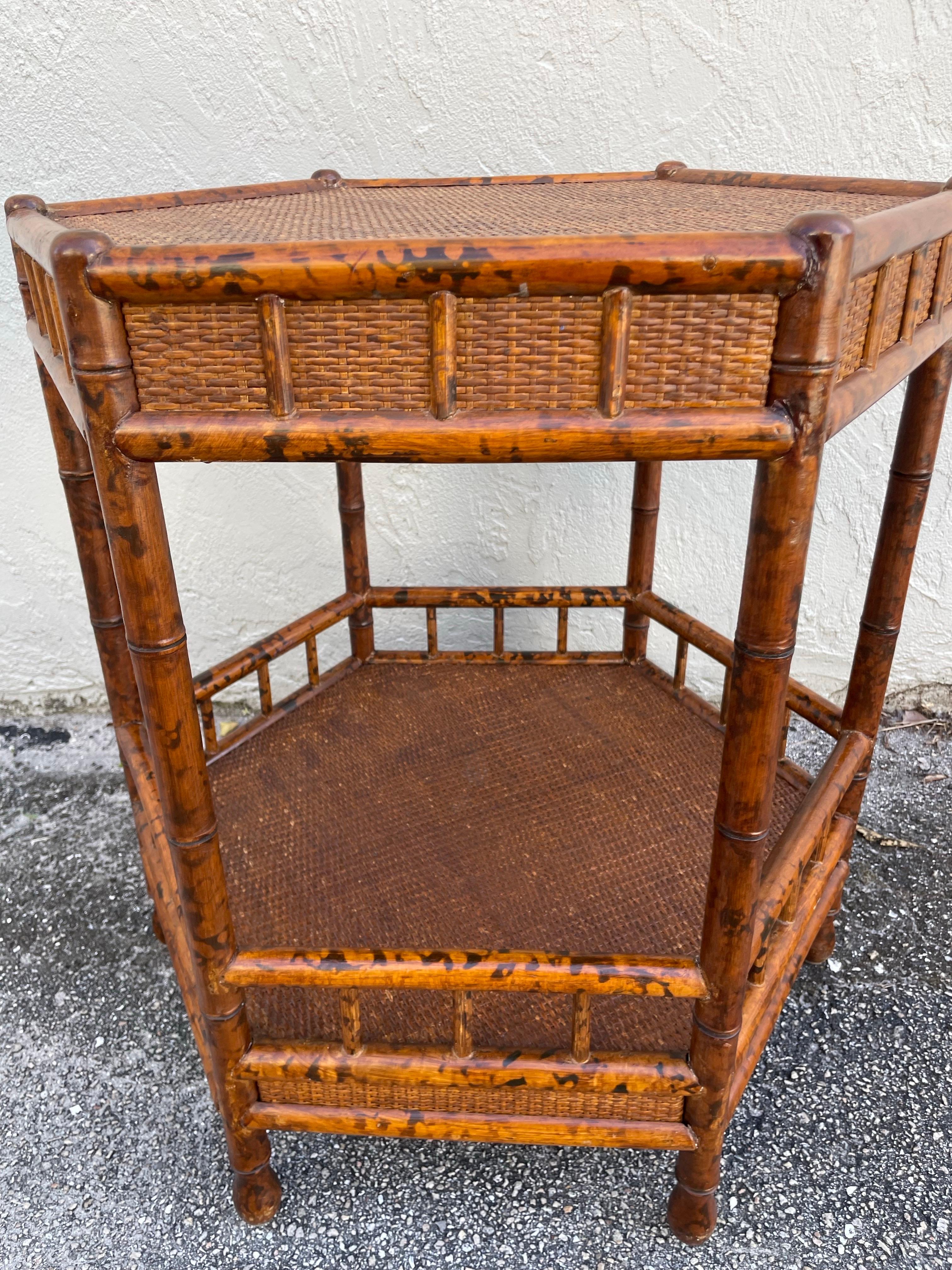 20ième siècle Vintage Burnt Bamboo British Colonial Style Two Tier Side Table en vente