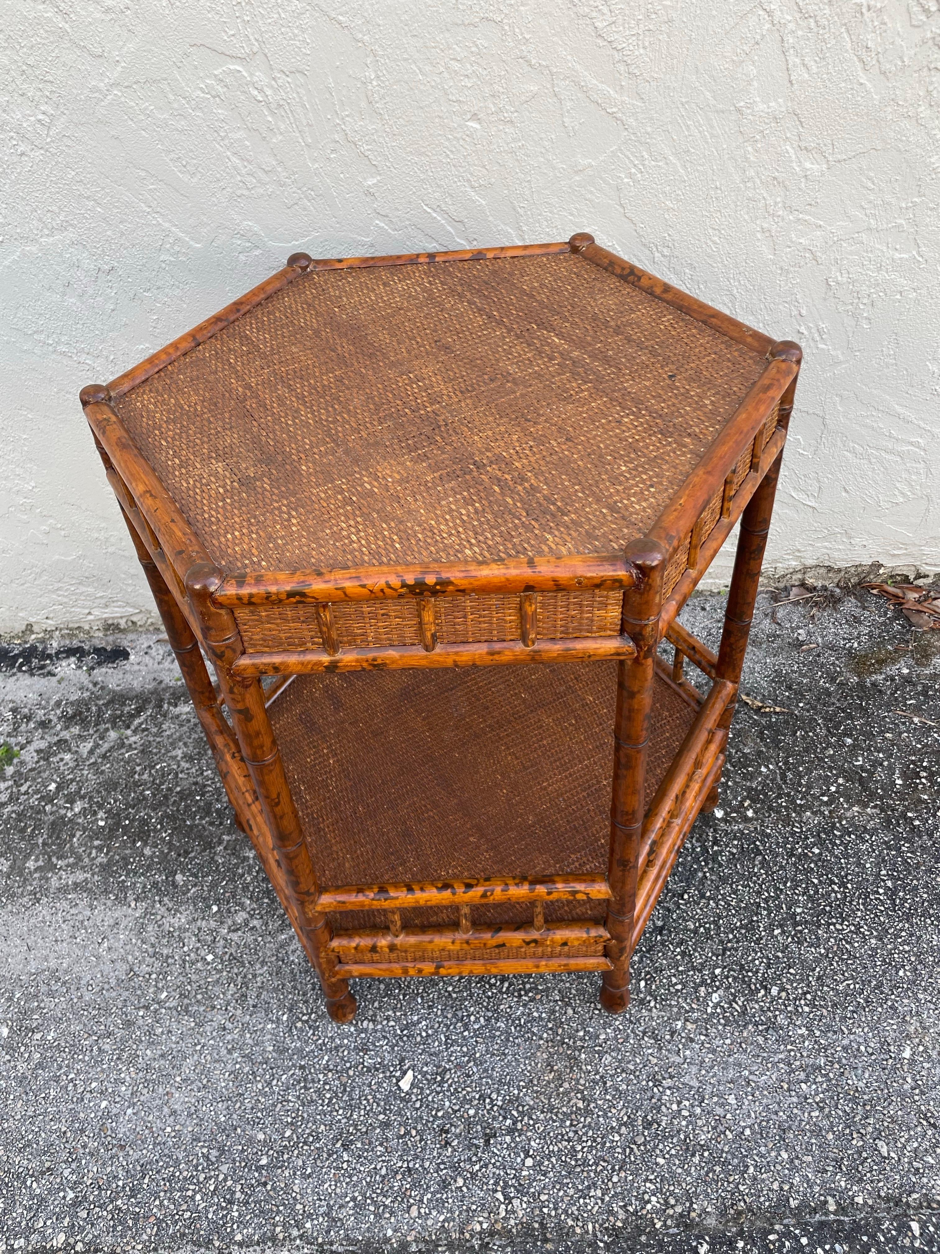 Bambou Vintage Burnt Bamboo British Colonial Style Two Tier Side Table en vente
