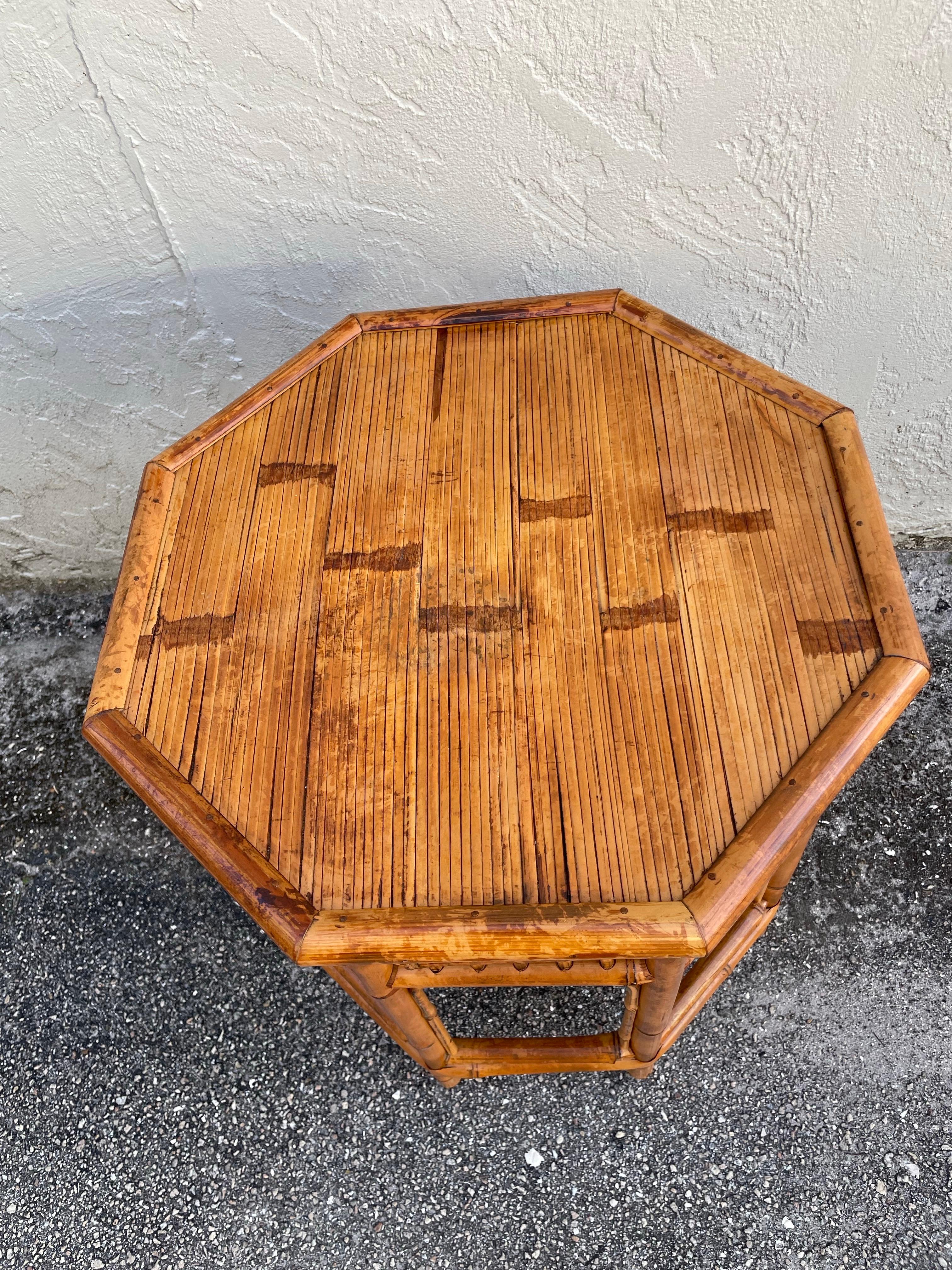 Small burnt bamboo octagon side table in very good original condition. This Chinoiserie style side / drinks table is a very versatile piece.